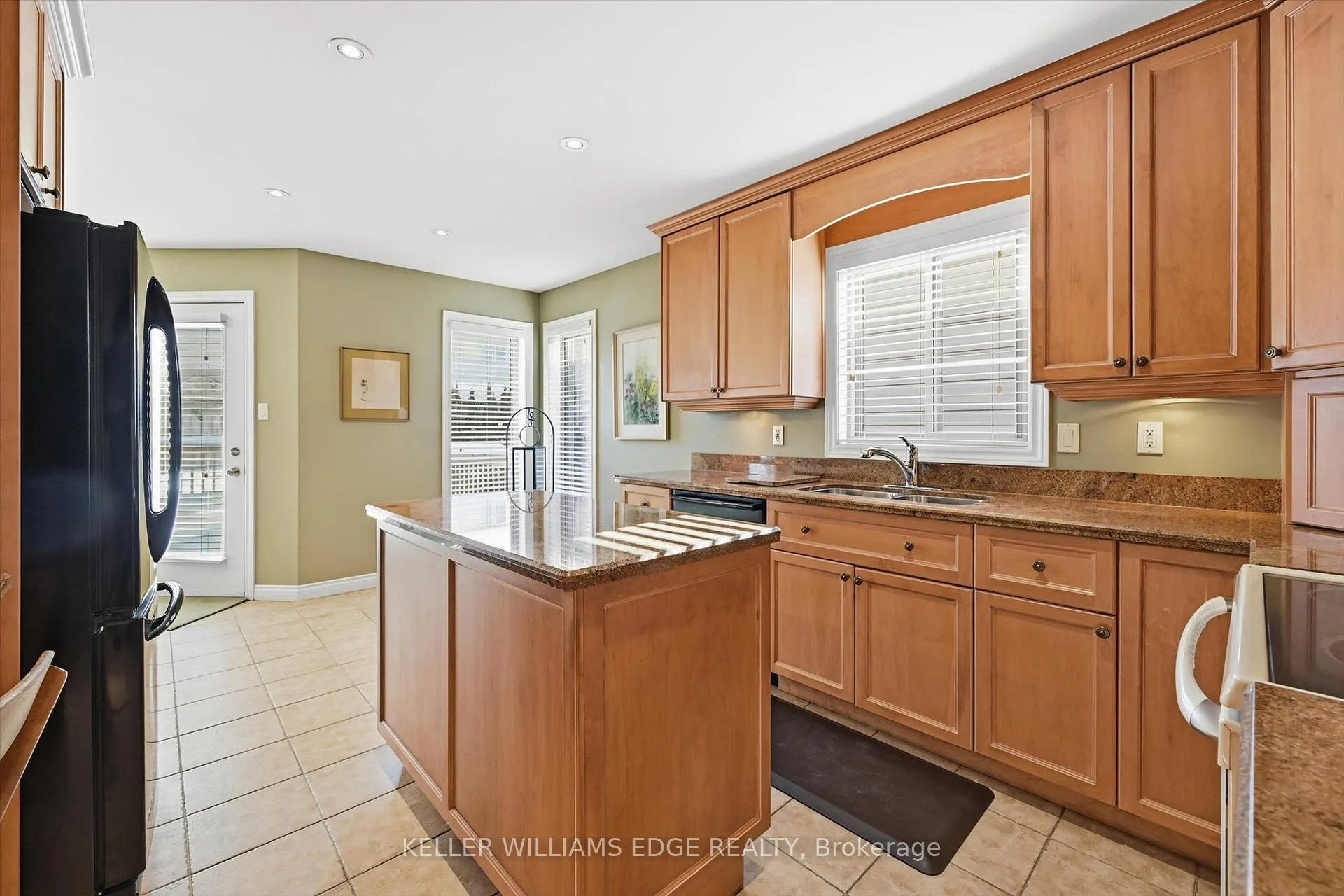 Photo 16 of 305 Southcote Drive, Hamilton, Meadowlands — HOMEH