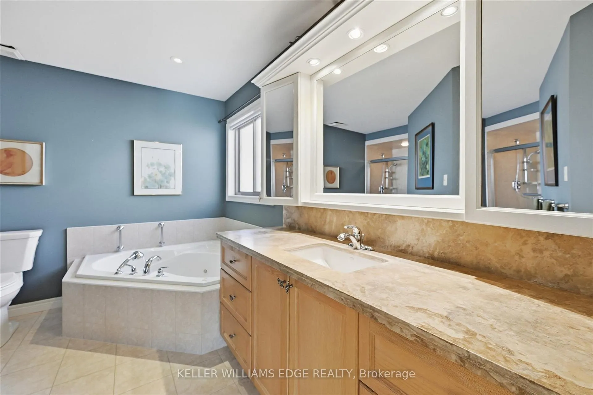 Photo 21 of 305 Southcote Drive, Hamilton, Meadowlands — HOMEH