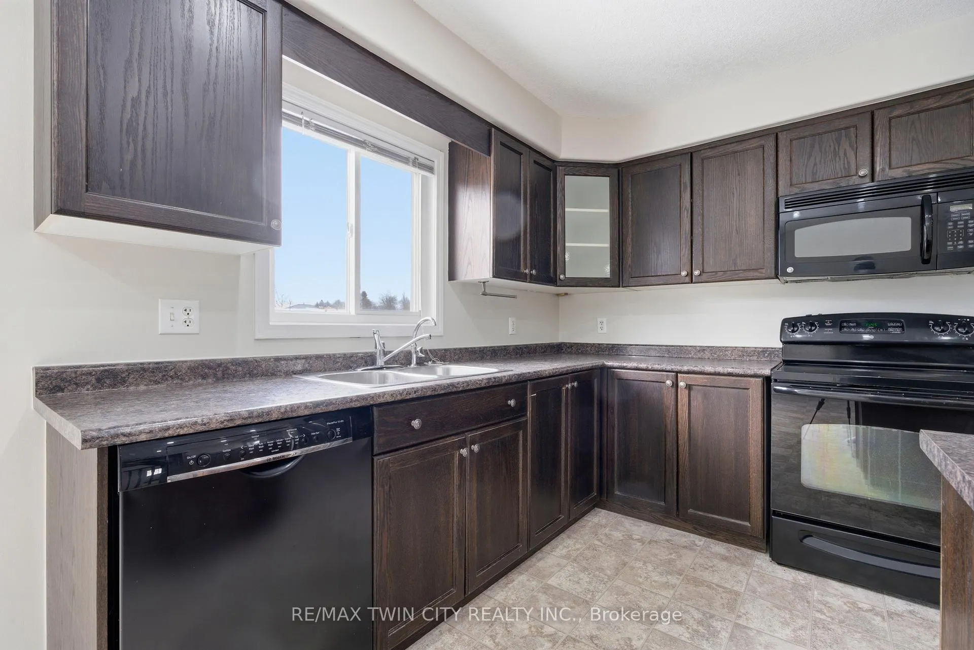 Photo 13 of 187 Woodbine Avenue, Kitchener — HOMEH
