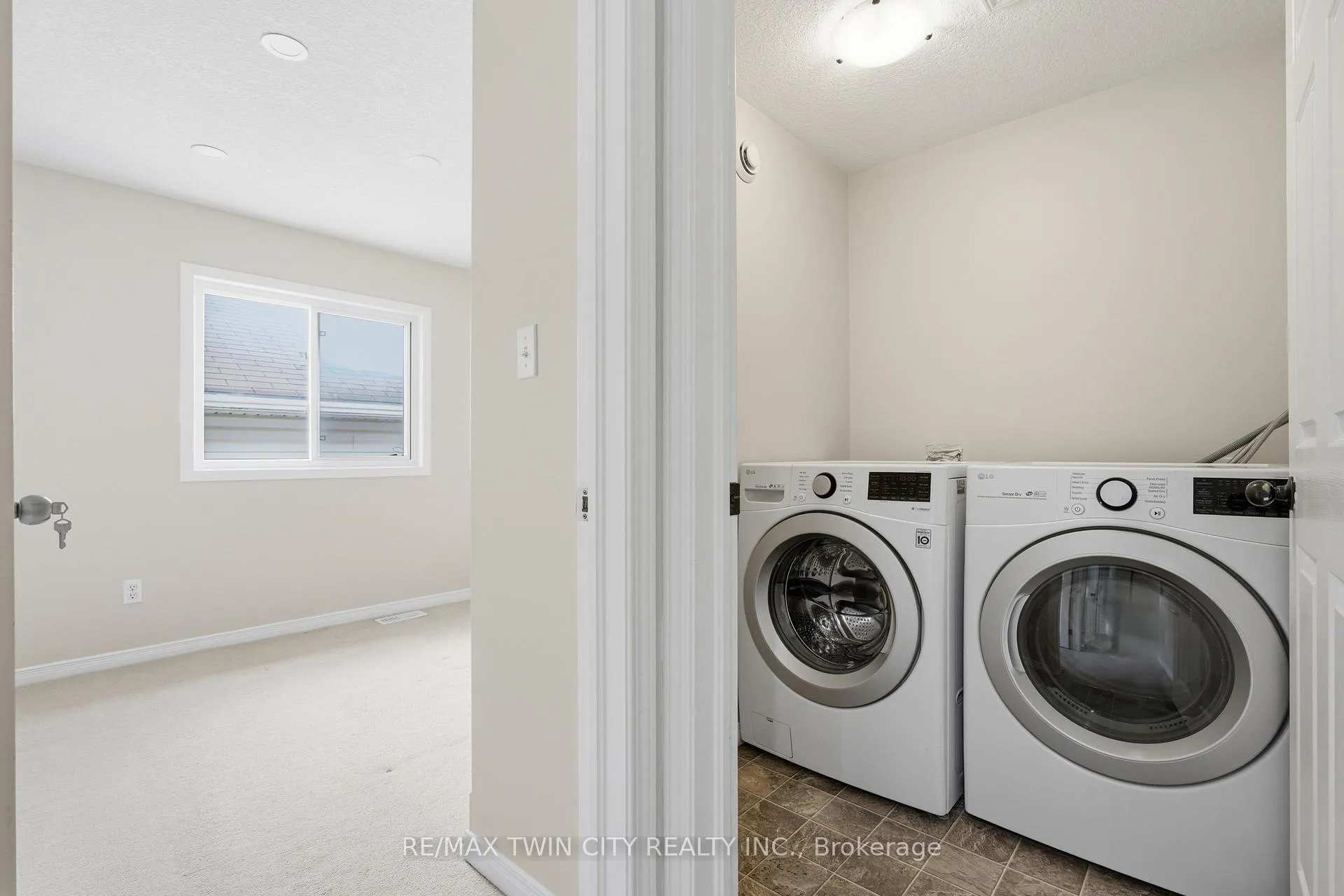 Photo 31 of 187 Woodbine Avenue, Kitchener — HOMEH