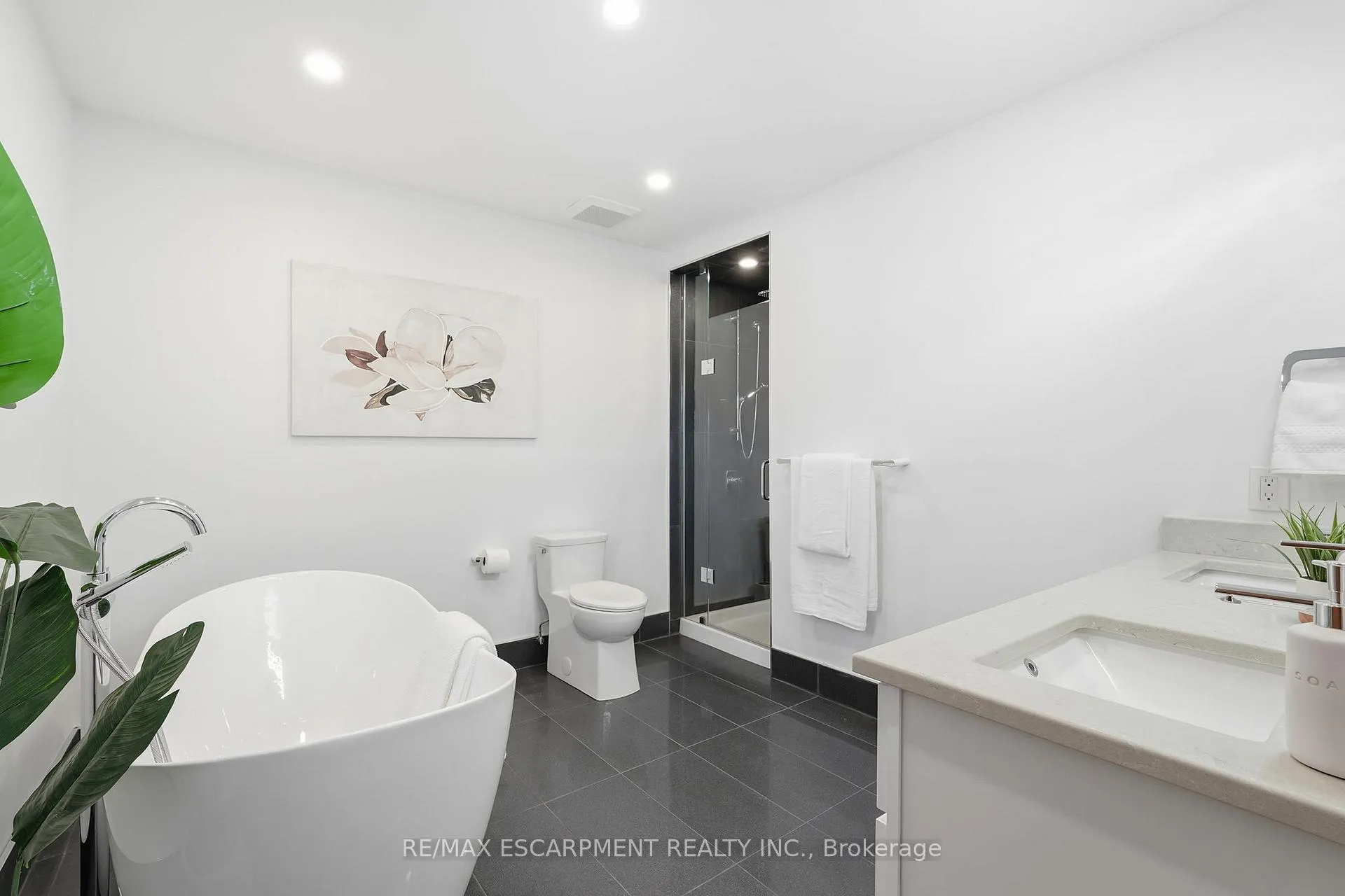 Photo 25 of 29 President Drive, Hamilton, Stoney Creek — HOMEH