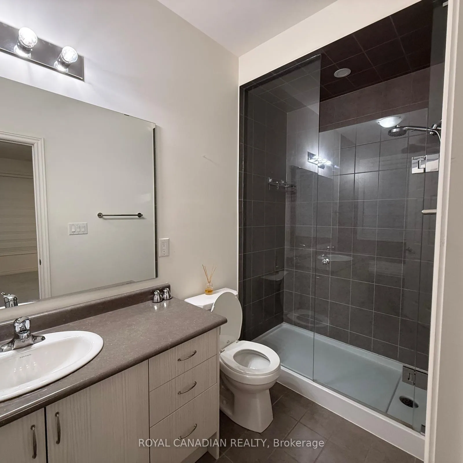 Photo 17 of Unit Upper, 41 Granite Ridge Trail, Hamilton, Waterdown — HOMEH