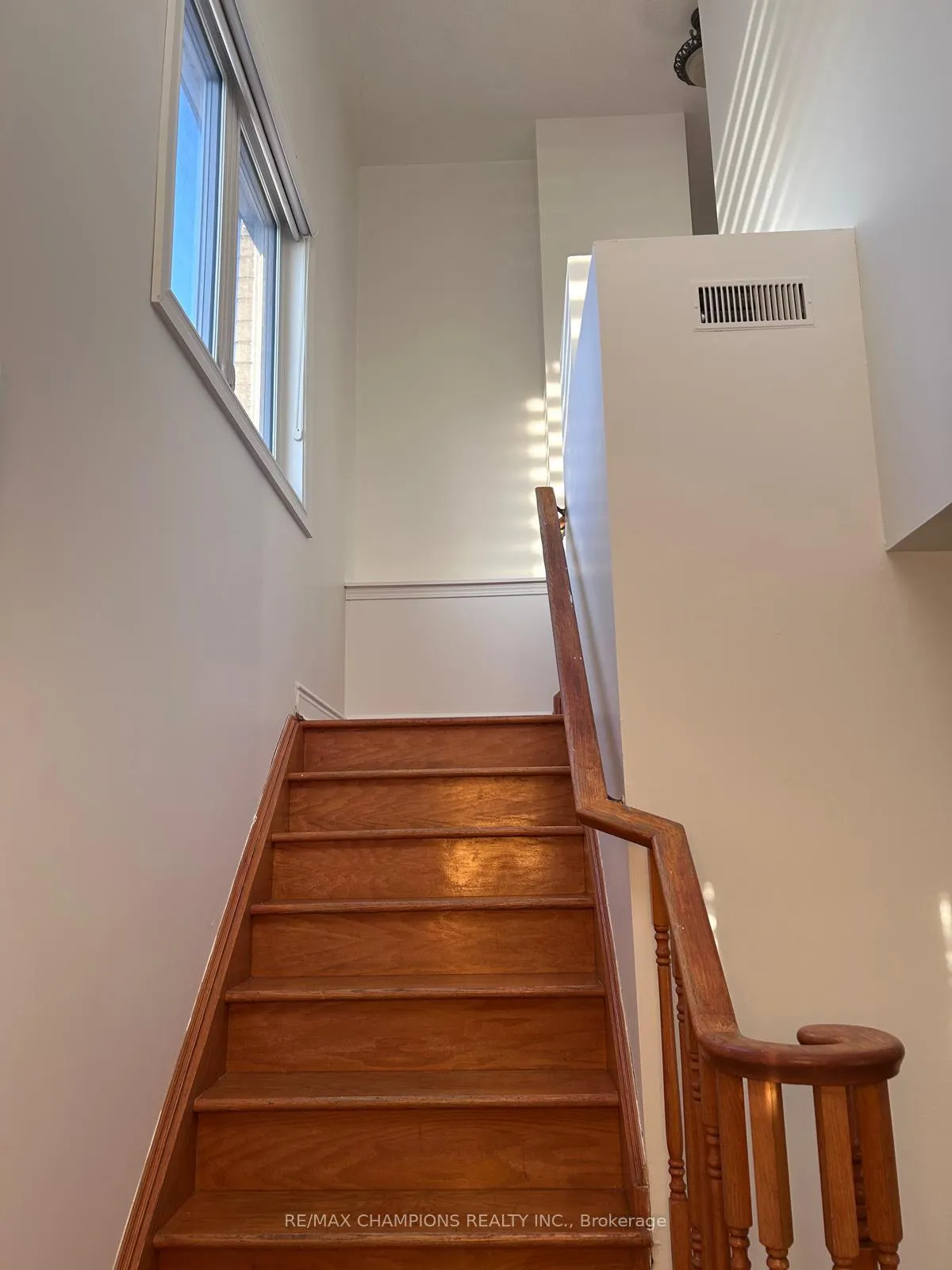 Photo 5 of 110 Mountainberry Road, Brampton, Sandringham-Wellington — HOMEH