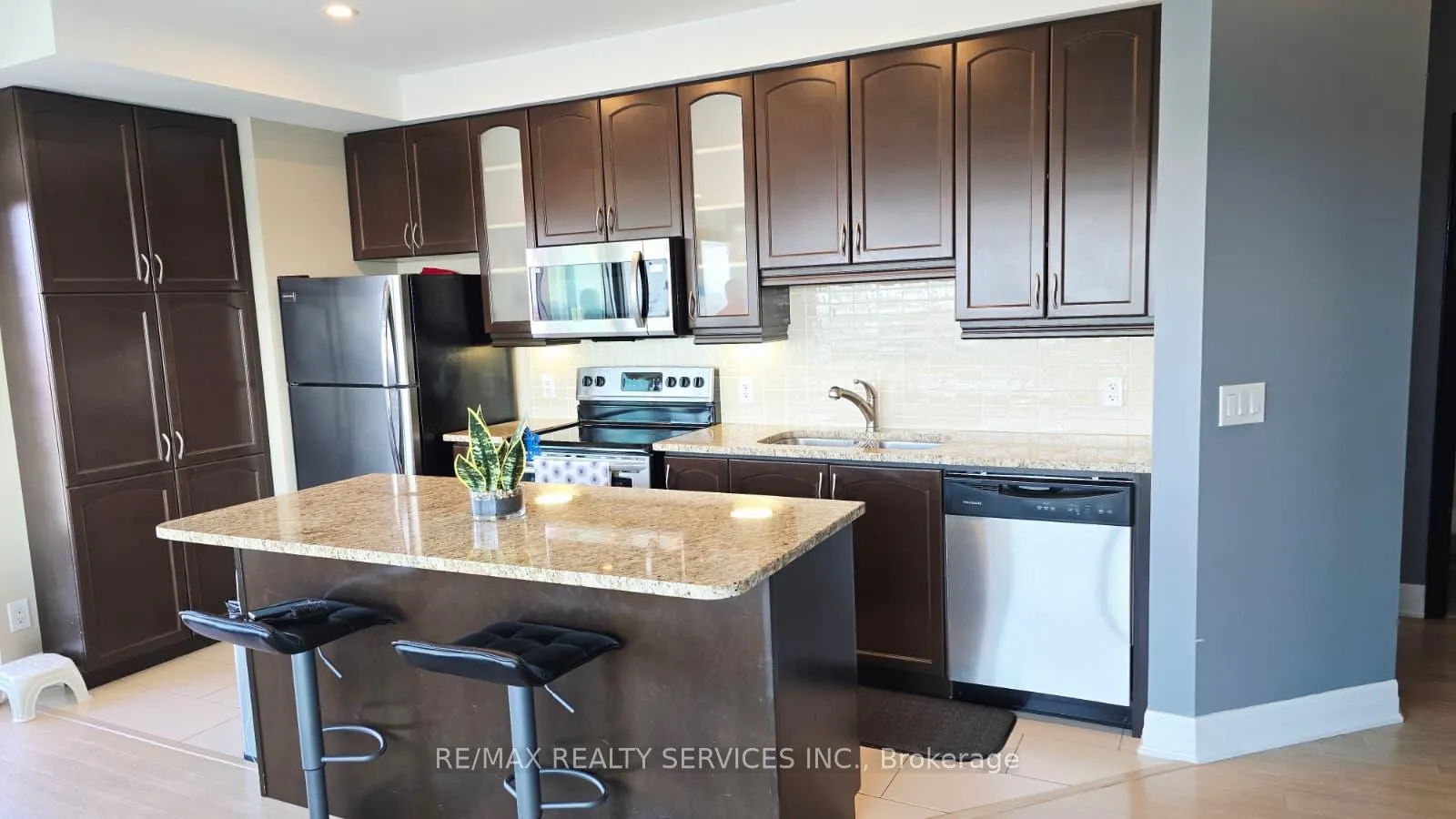 Photo 10 of Unit 1308, 100 John Street, Brampton, Downtown Brampton — HOMEH