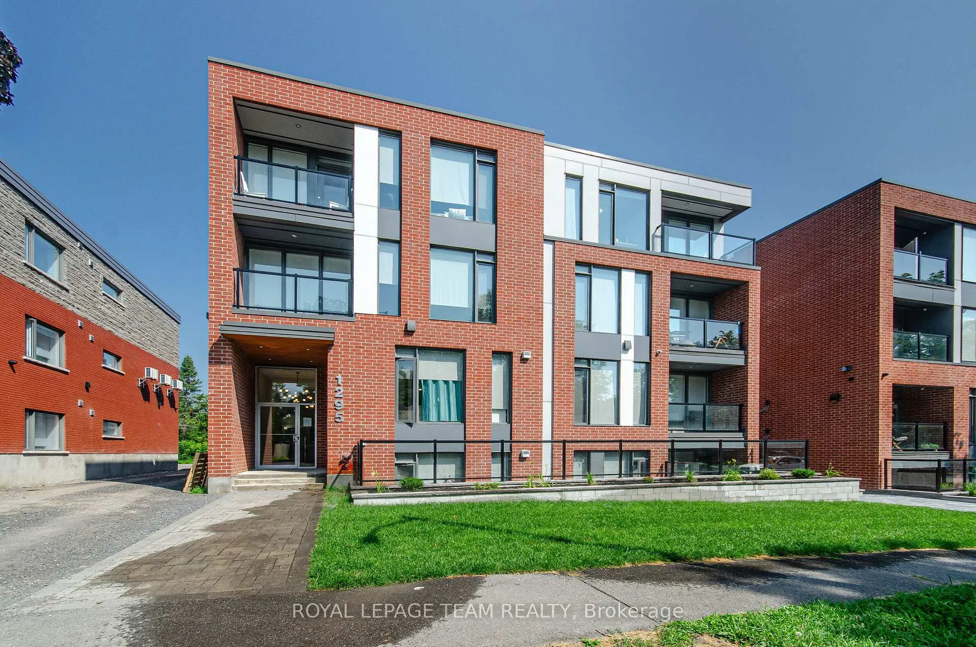 Front of Unit 102, 1295 Summerville Avenue