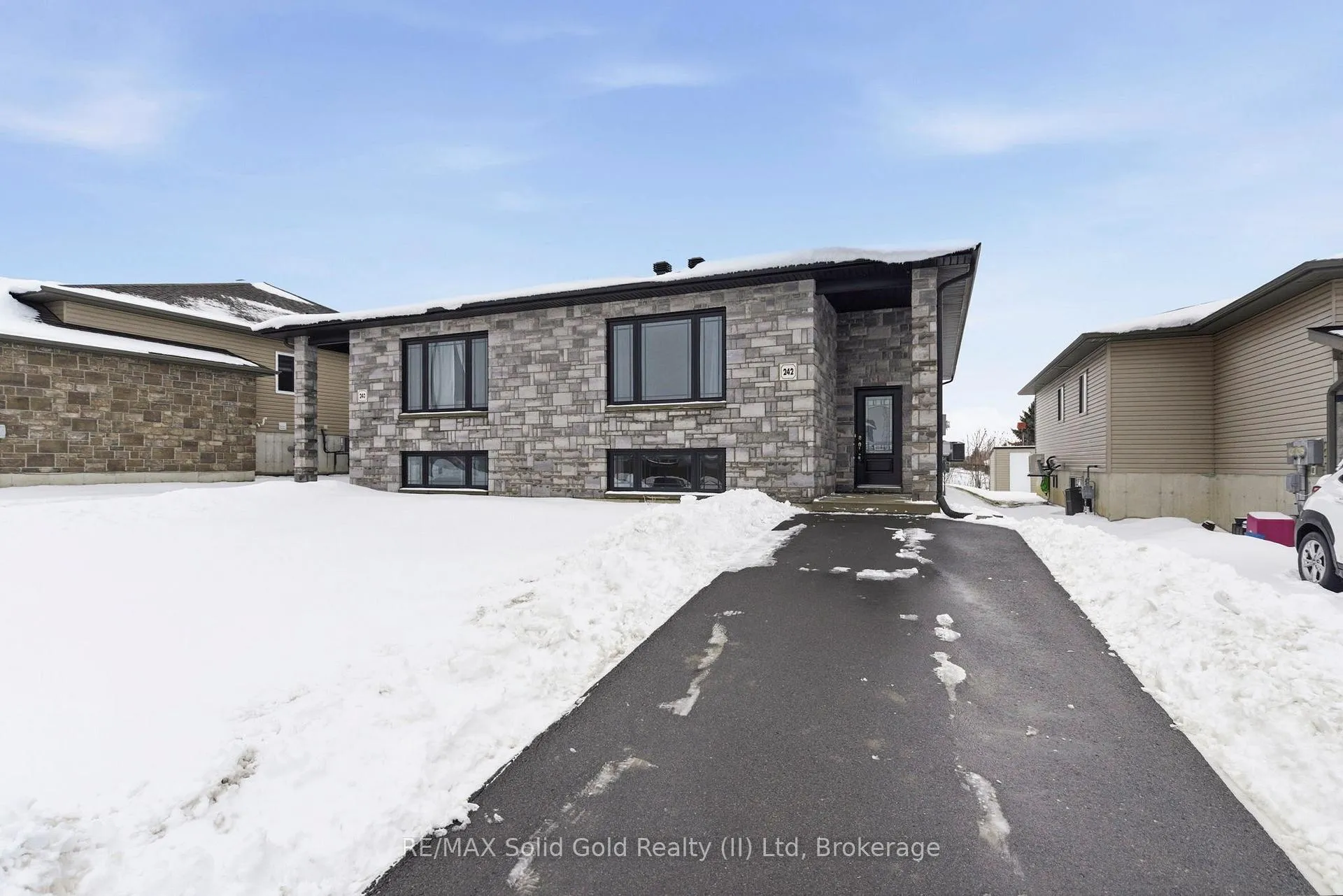 Photo 2 of 242 Glen Nora Drive, Cornwall — HOMEH