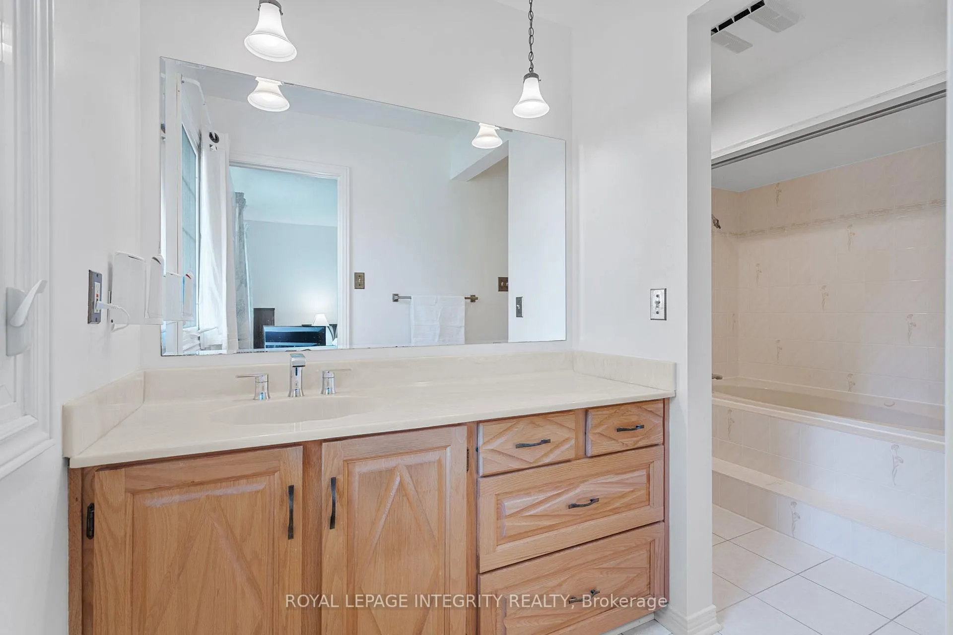 Photo 23 of 12 Wynford Avenue, Ottawa, Craig Henry/Woodvale — HOMEH