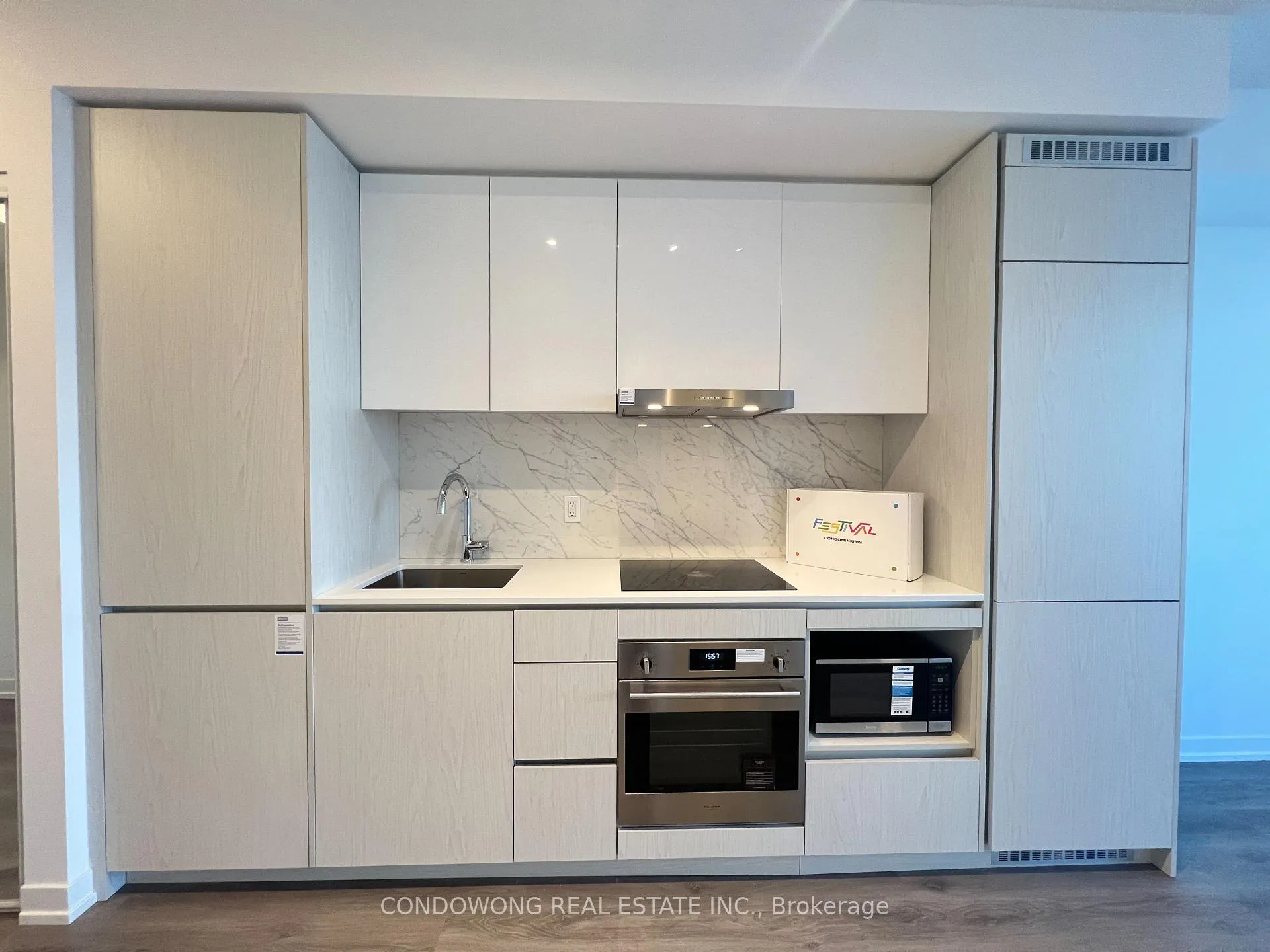 Photo 2 of Unit 2607, 28 Interchange Way, Vaughan, Vaughan Corporate Centre — HOMEH
