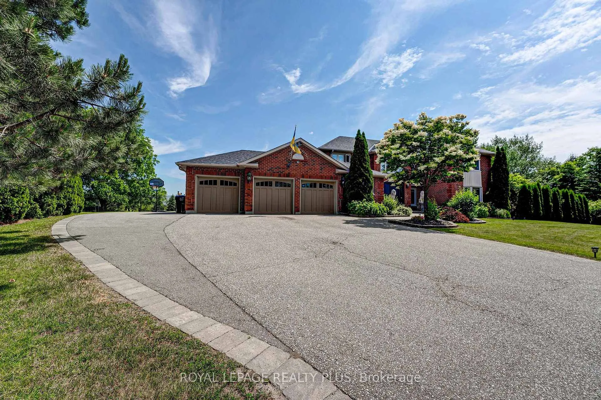 Photo 3 of 5 Coates Hill Court, Caledon, Palgrave — HOMEH