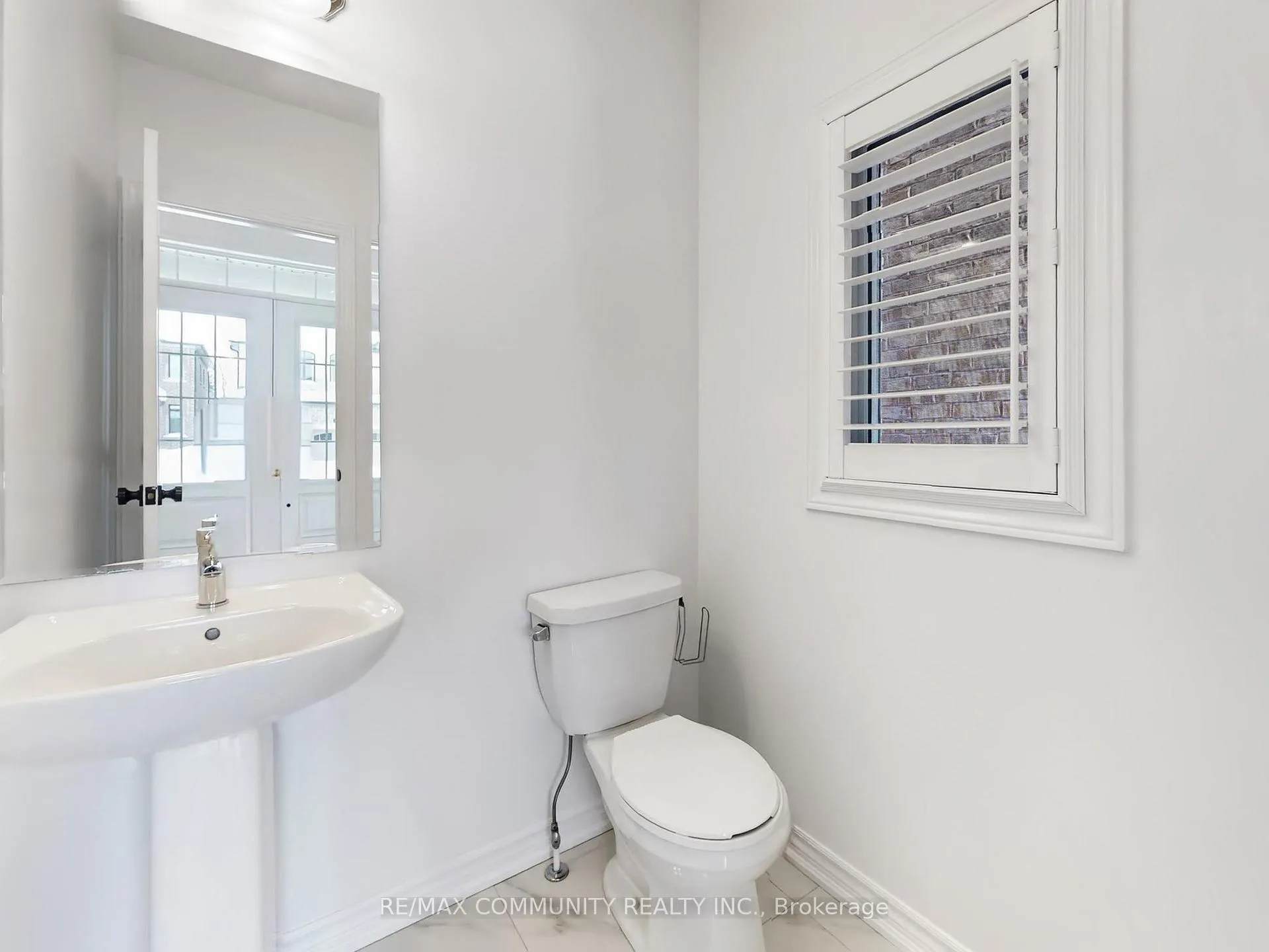 Photo 8 of 301 Danny Wheeler Boulevard, Georgina, Keswick North — HOMEH