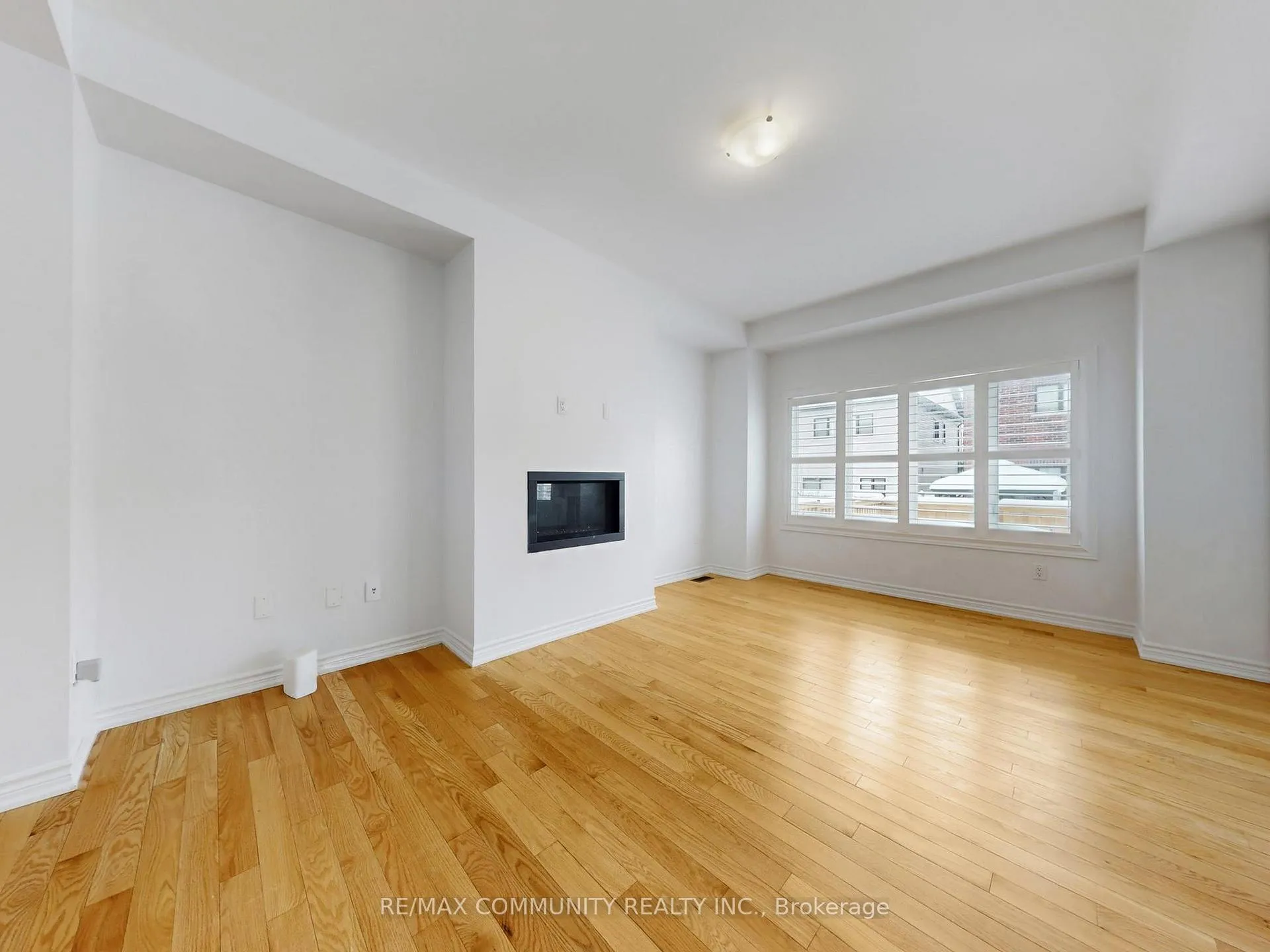 Photo 12 of 301 Danny Wheeler Boulevard, Georgina, Keswick North — HOMEH