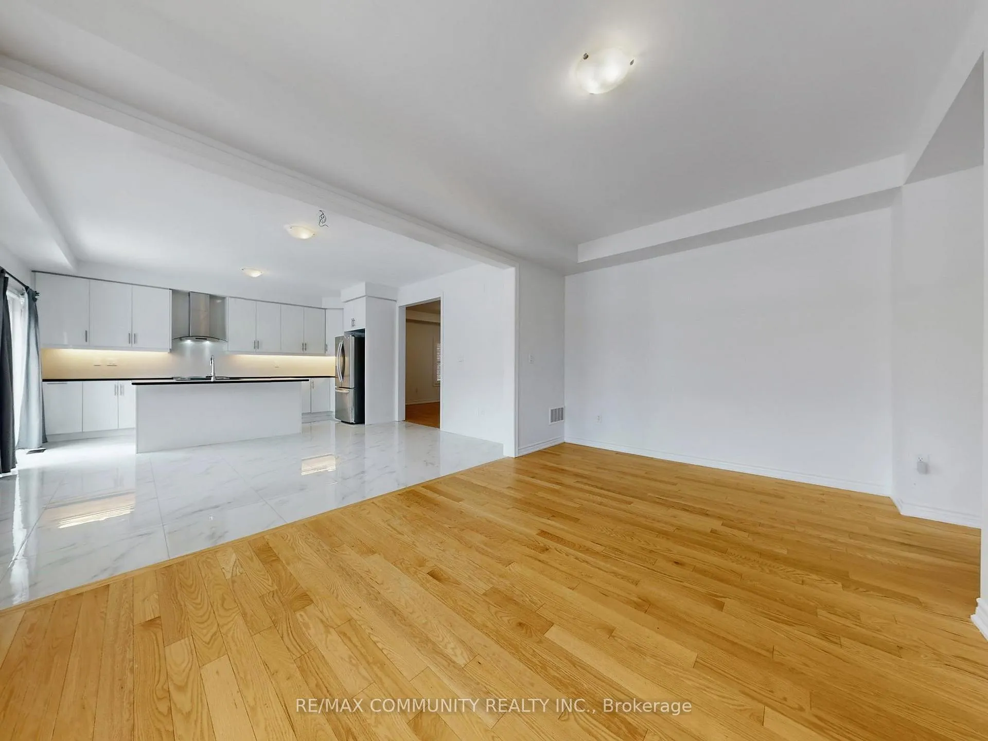 Photo 13 of 301 Danny Wheeler Boulevard, Georgina, Keswick North — HOMEH