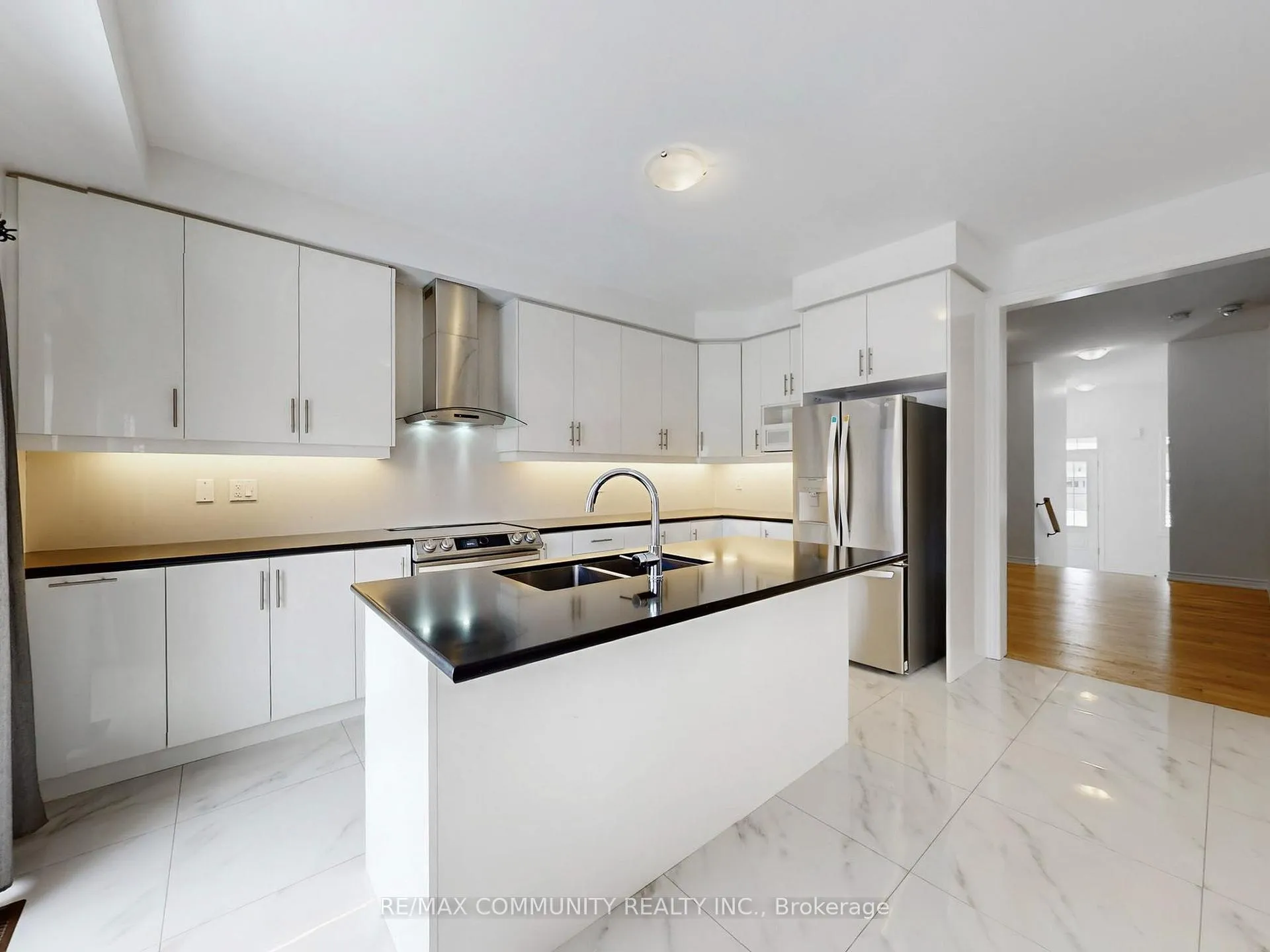 Photo 16 of 301 Danny Wheeler Boulevard, Georgina, Keswick North — HOMEH