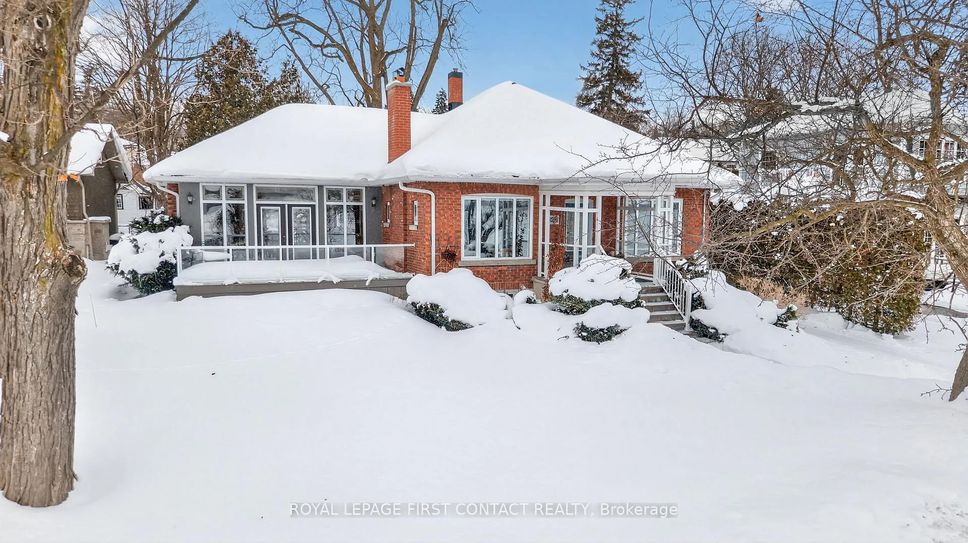 Front of 162 Kempenfelt Drive