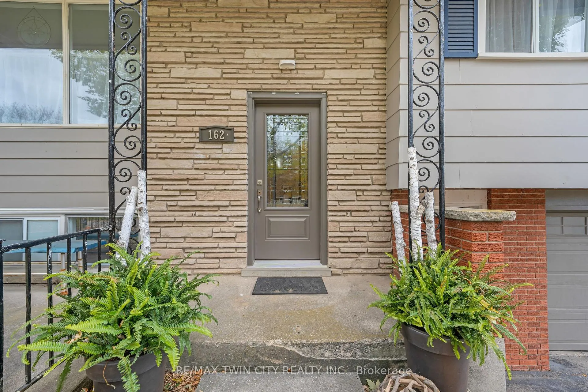 Photo 5 of 162 Indian Road, Kitchener — HOMEH