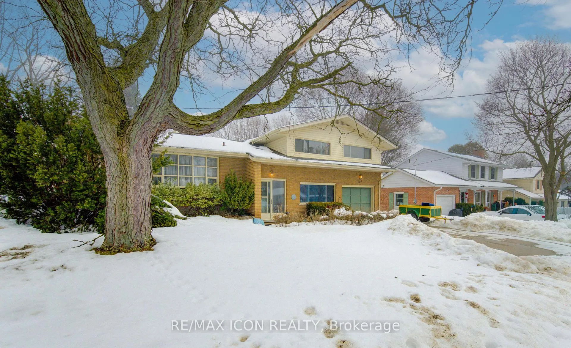 Photo 2 of 26 Deerpark Crescent, Kitchener — HOMEH