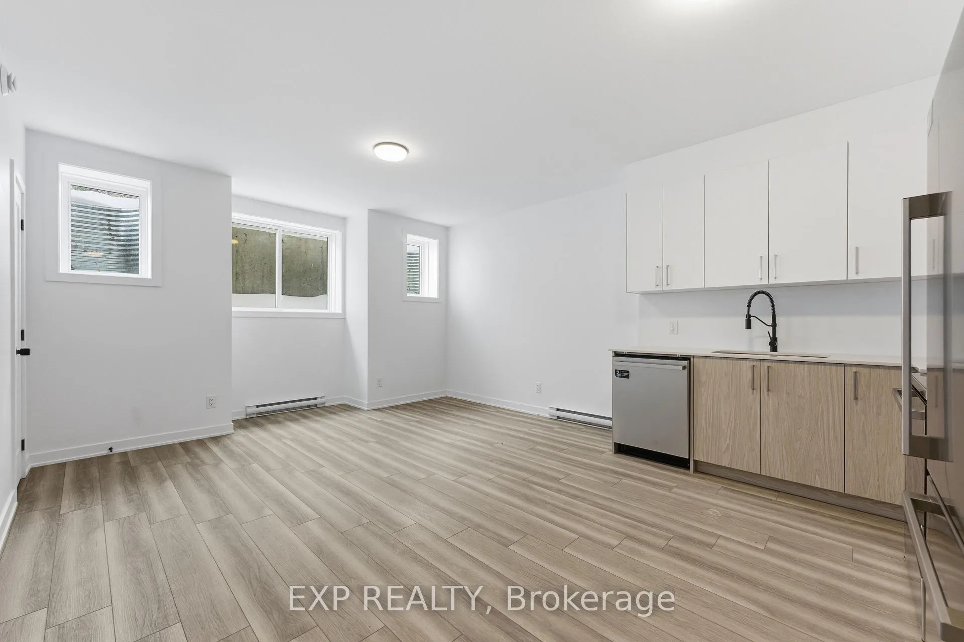 Photo 6 of Unit Unit C, 1375 Louis Lane, Ottawa, Cyrville Rd./Industrial Park — HOMEH