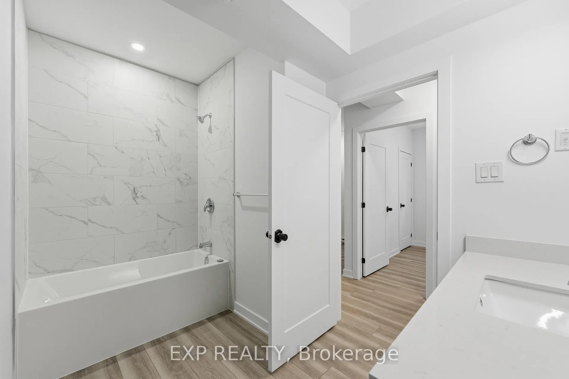 Photo 15 of Unit Unit C, 1375 Louis Lane, Ottawa, Cyrville Rd./Industrial Park — HOMEH