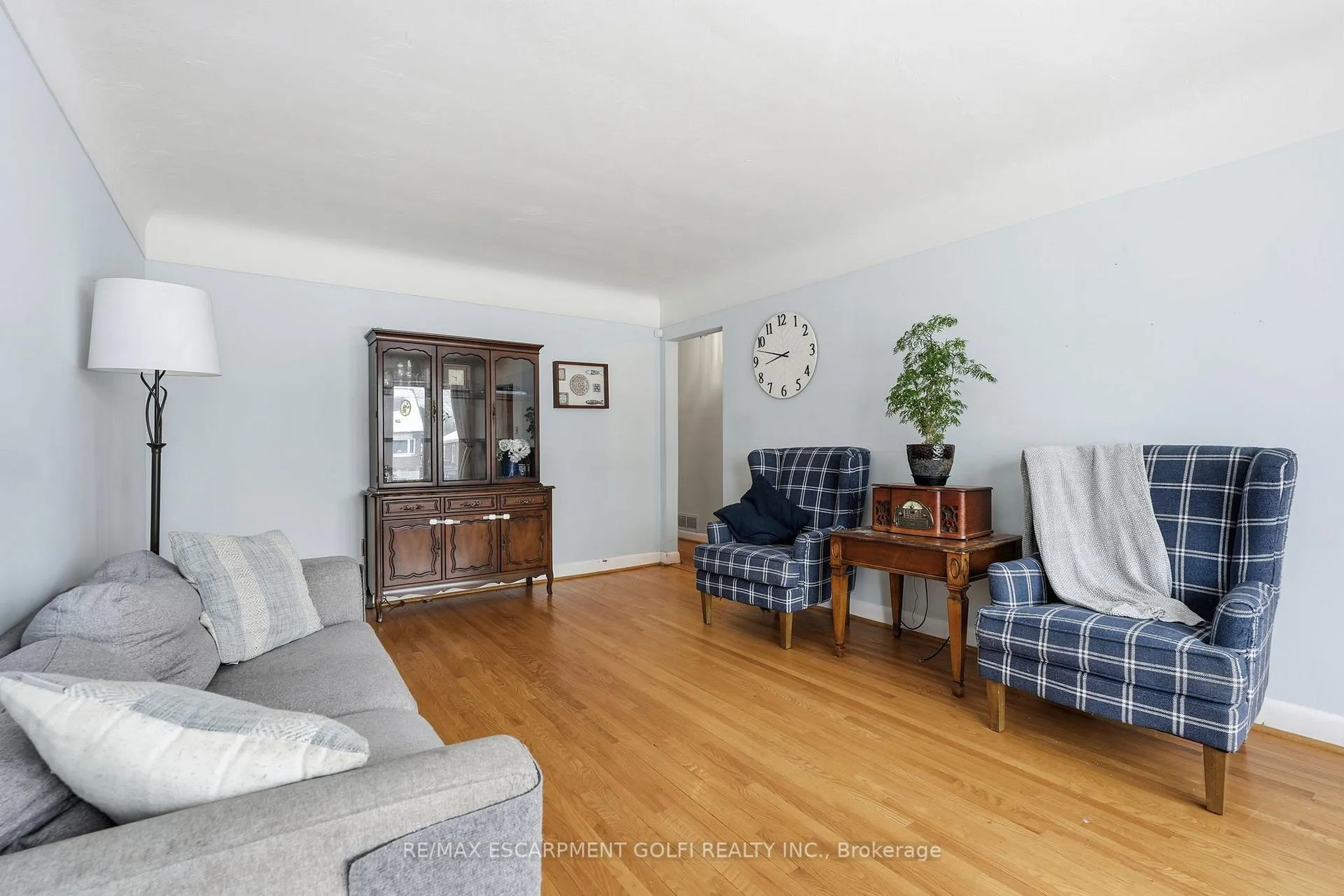 Photo 2 of 940 Brucedale Avenue E, Hamilton, Sunninghill — HOMEH