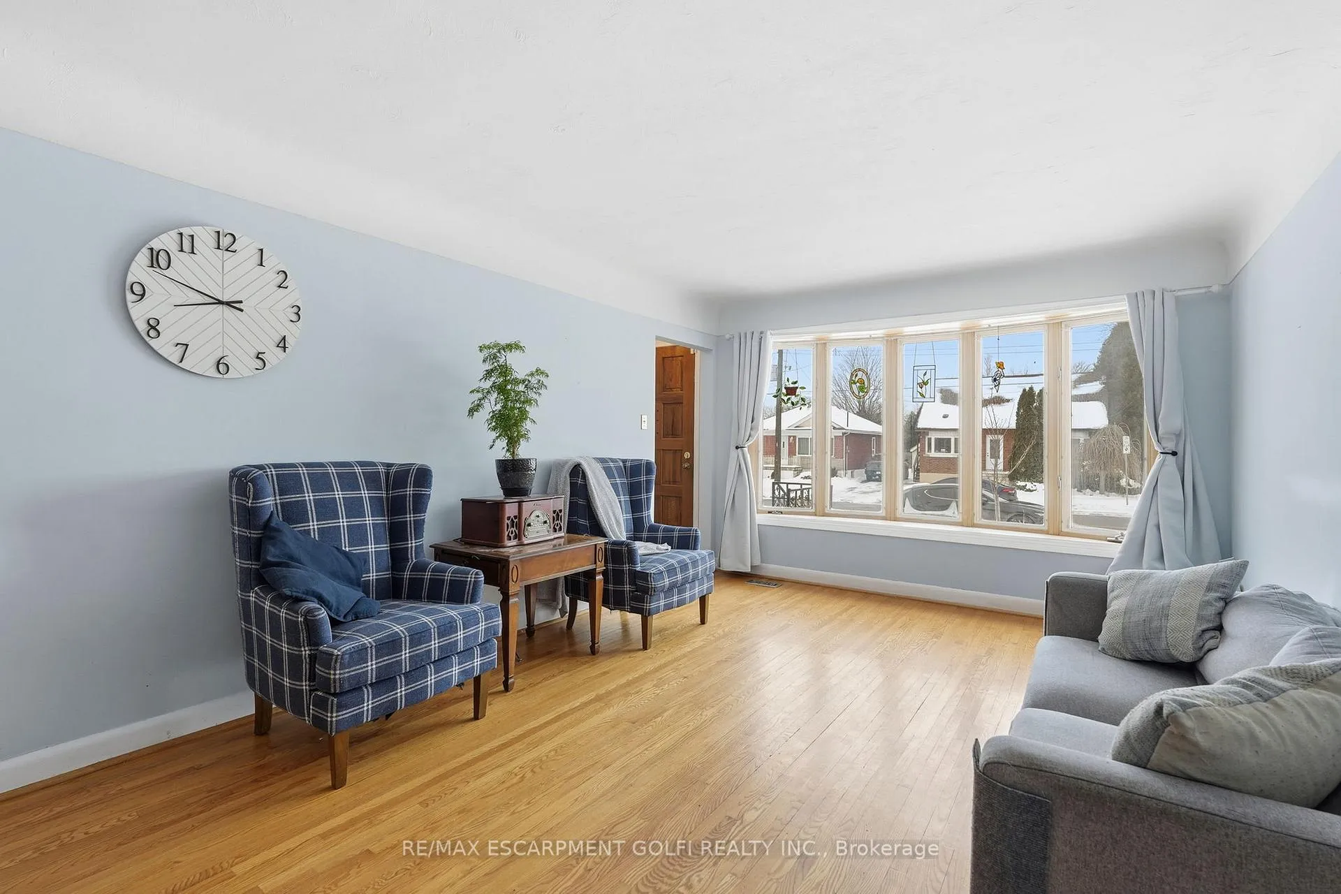 Photo 3 of 940 Brucedale Avenue E, Hamilton, Sunninghill — HOMEH