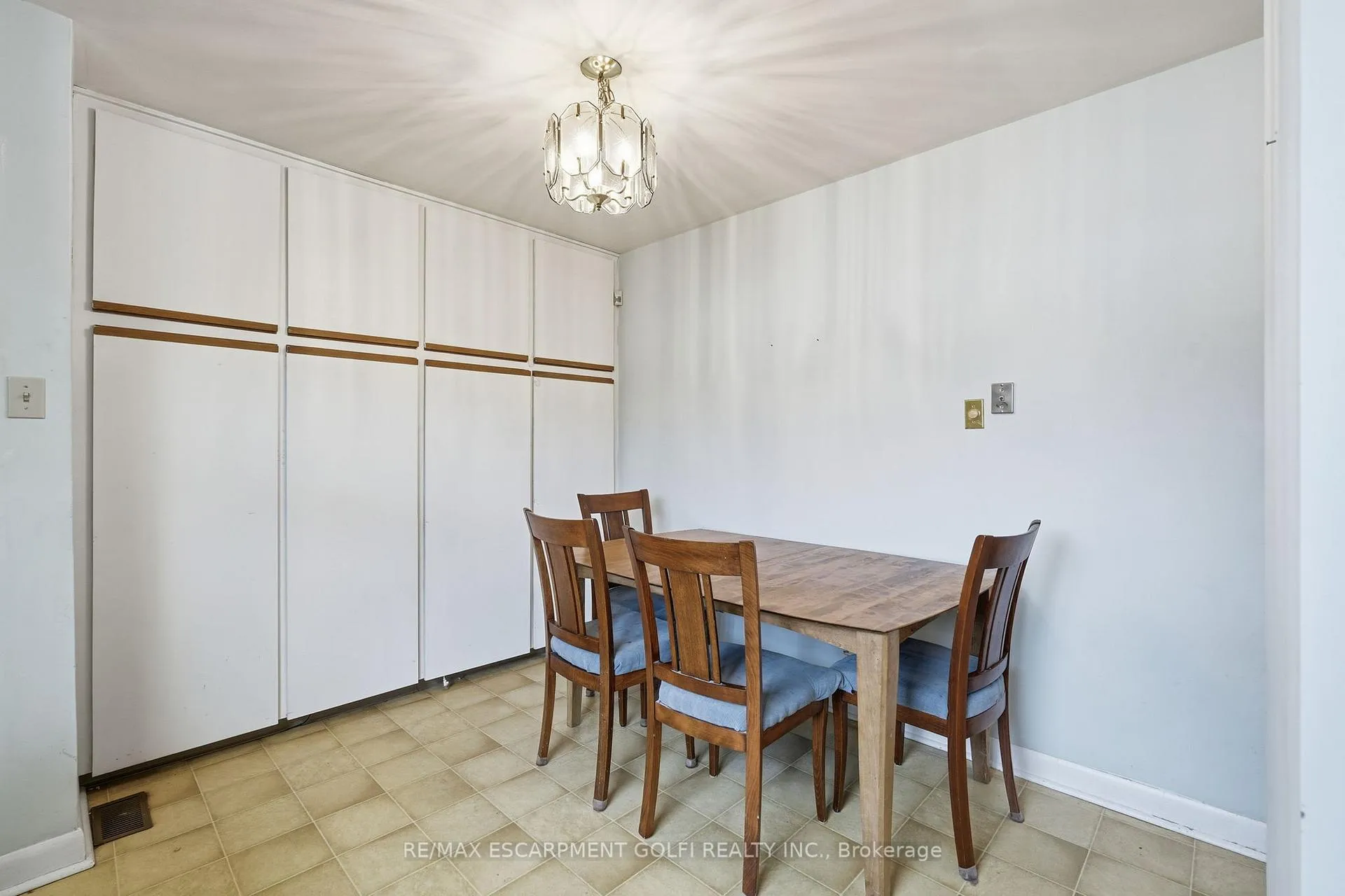 Photo 4 of 940 Brucedale Avenue E, Hamilton, Sunninghill — HOMEH