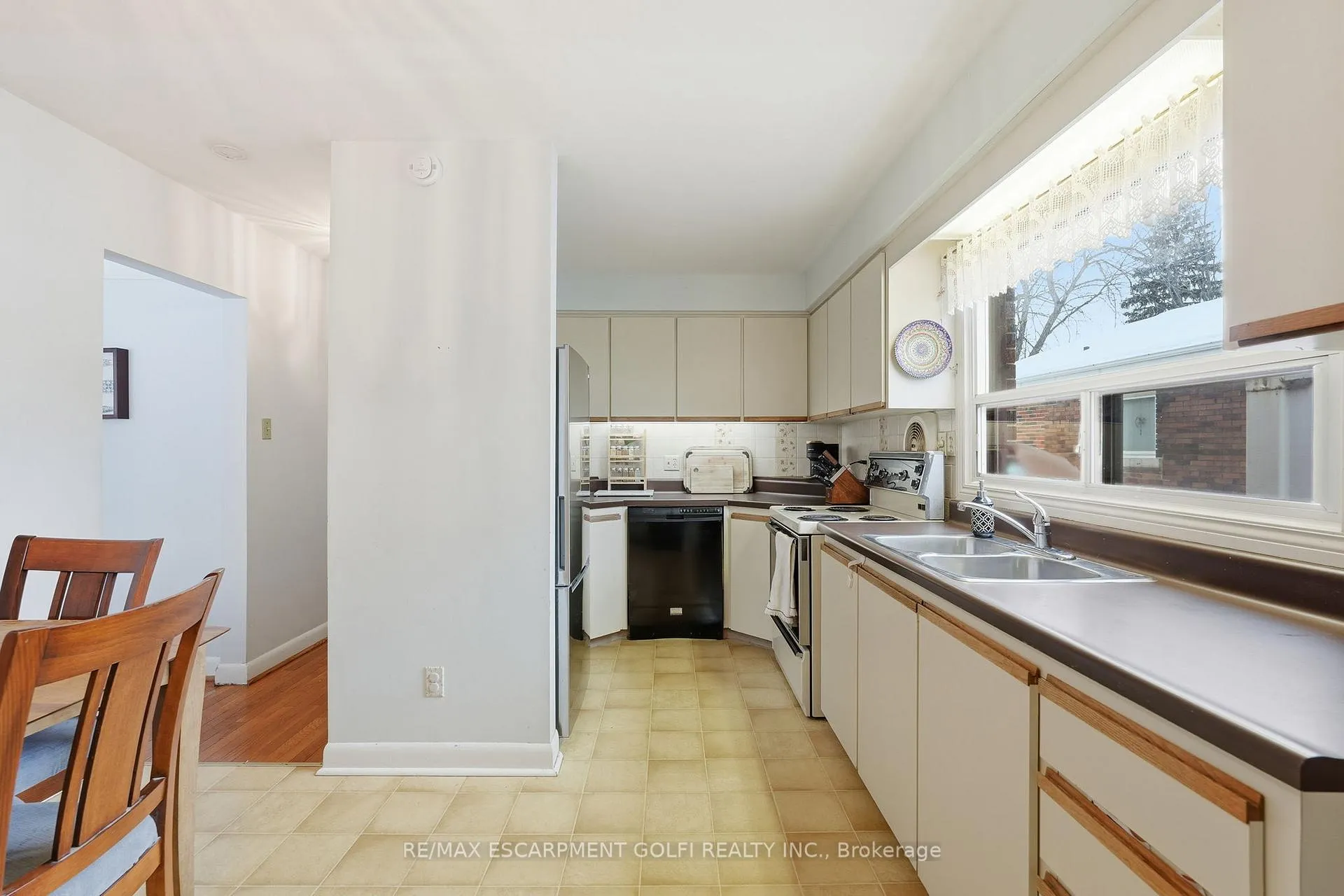 Photo 5 of 940 Brucedale Avenue E, Hamilton, Sunninghill — HOMEH
