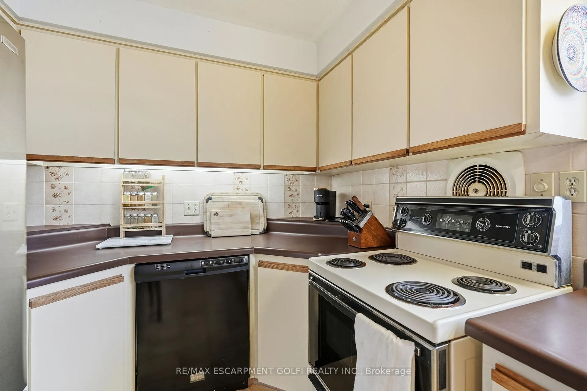 Photo 6 of 940 Brucedale Avenue E, Hamilton, Sunninghill — HOMEH