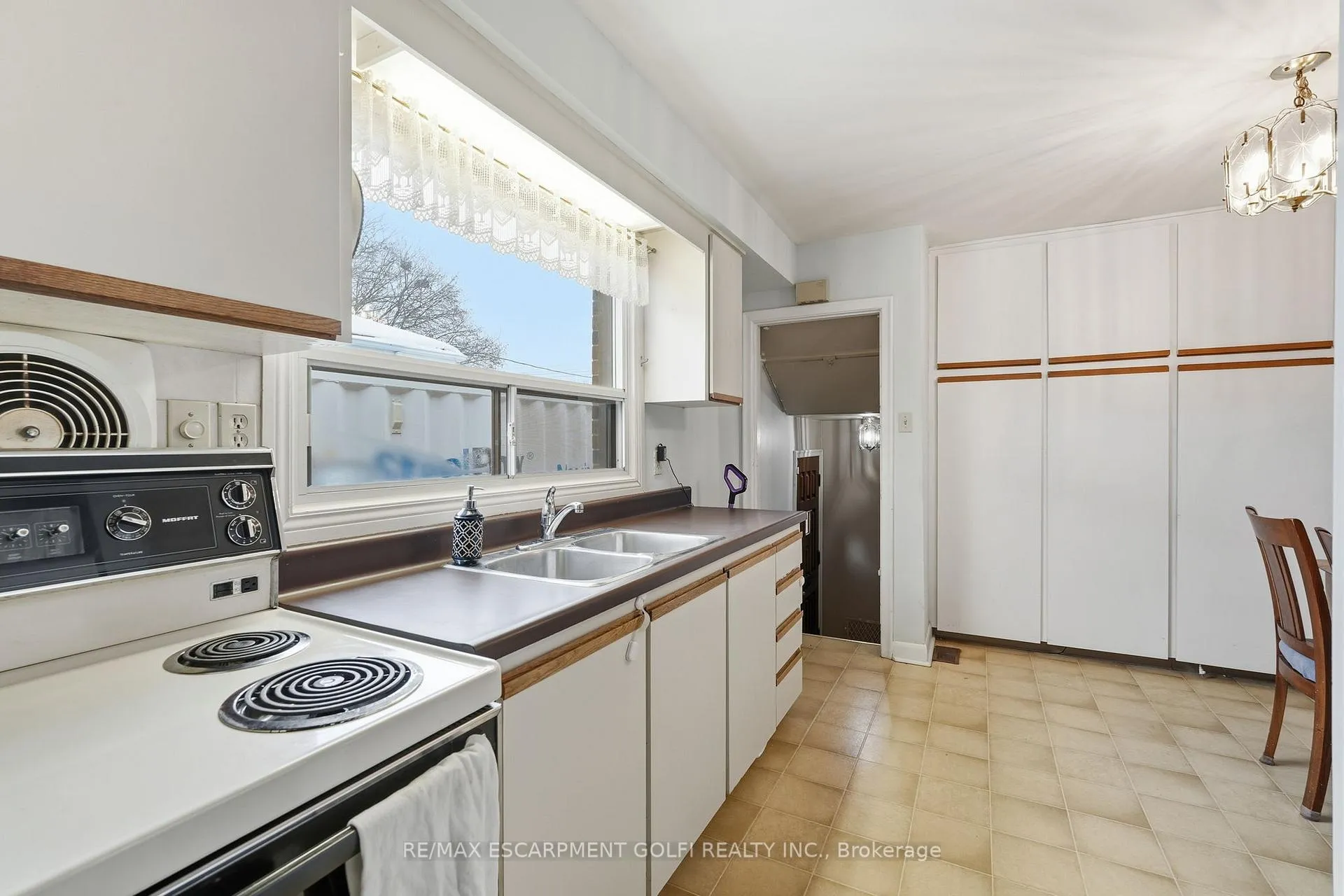 Photo 7 of 940 Brucedale Avenue E, Hamilton, Sunninghill — HOMEH