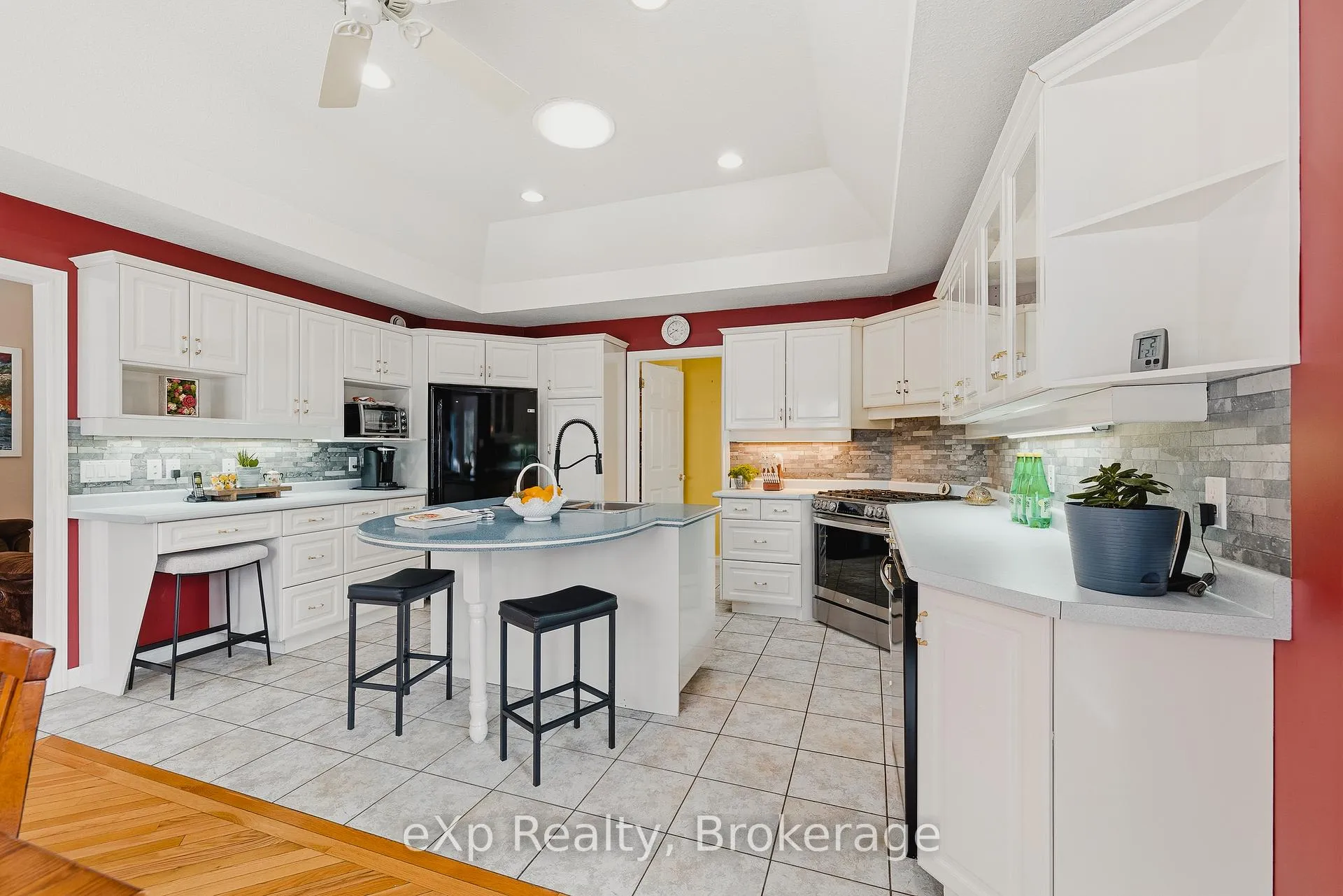 Photo 11 of 9 Parkview Drive, Wellesley — HOMEH