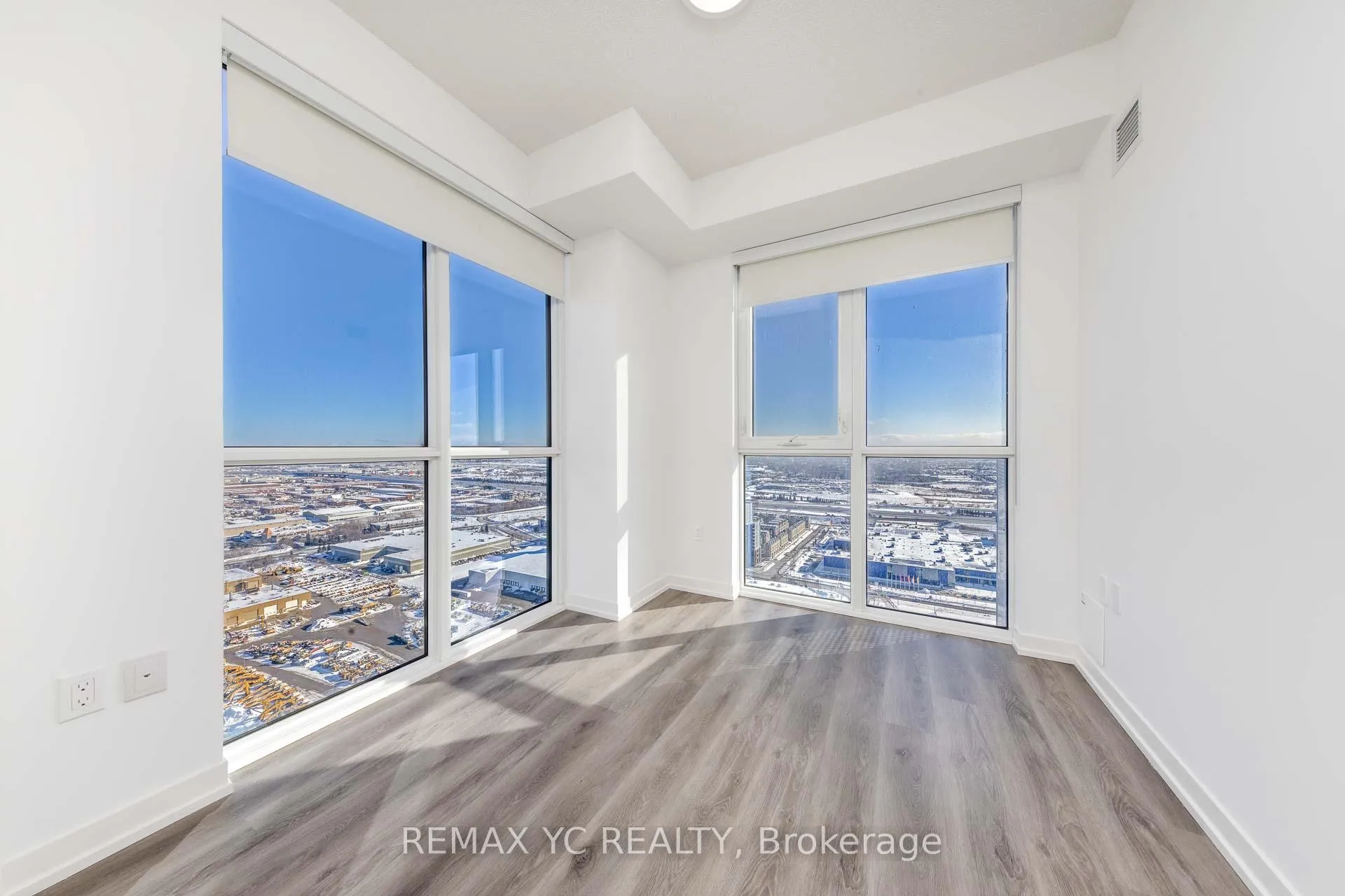 Photo 17 of Unit 3910, 28 Interchange Way, Vaughan, Vaughan Corporate Centre — HOMEH