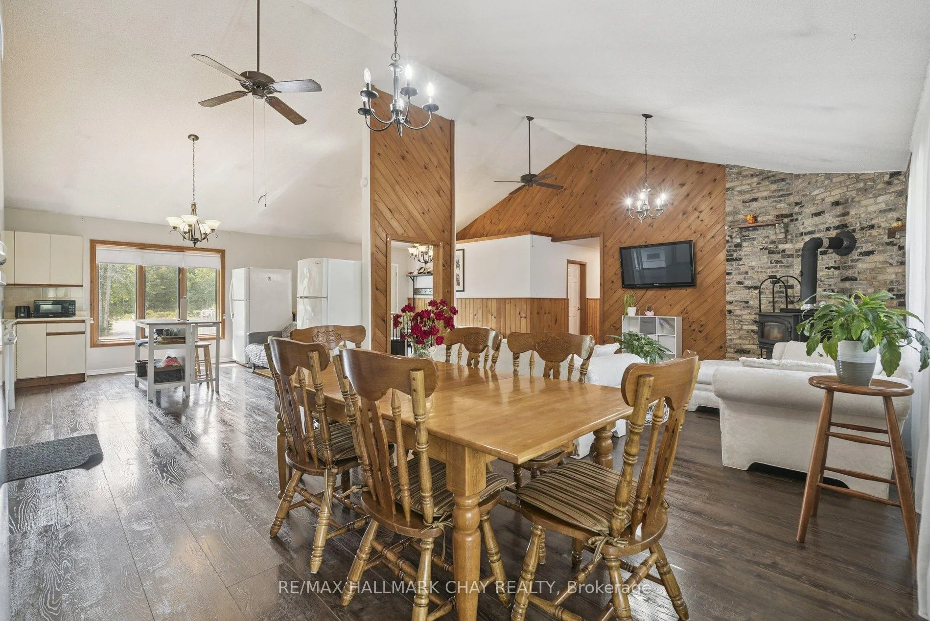 Photo 4 of 7521 County Road 10, Essa, Angus — HOMEH