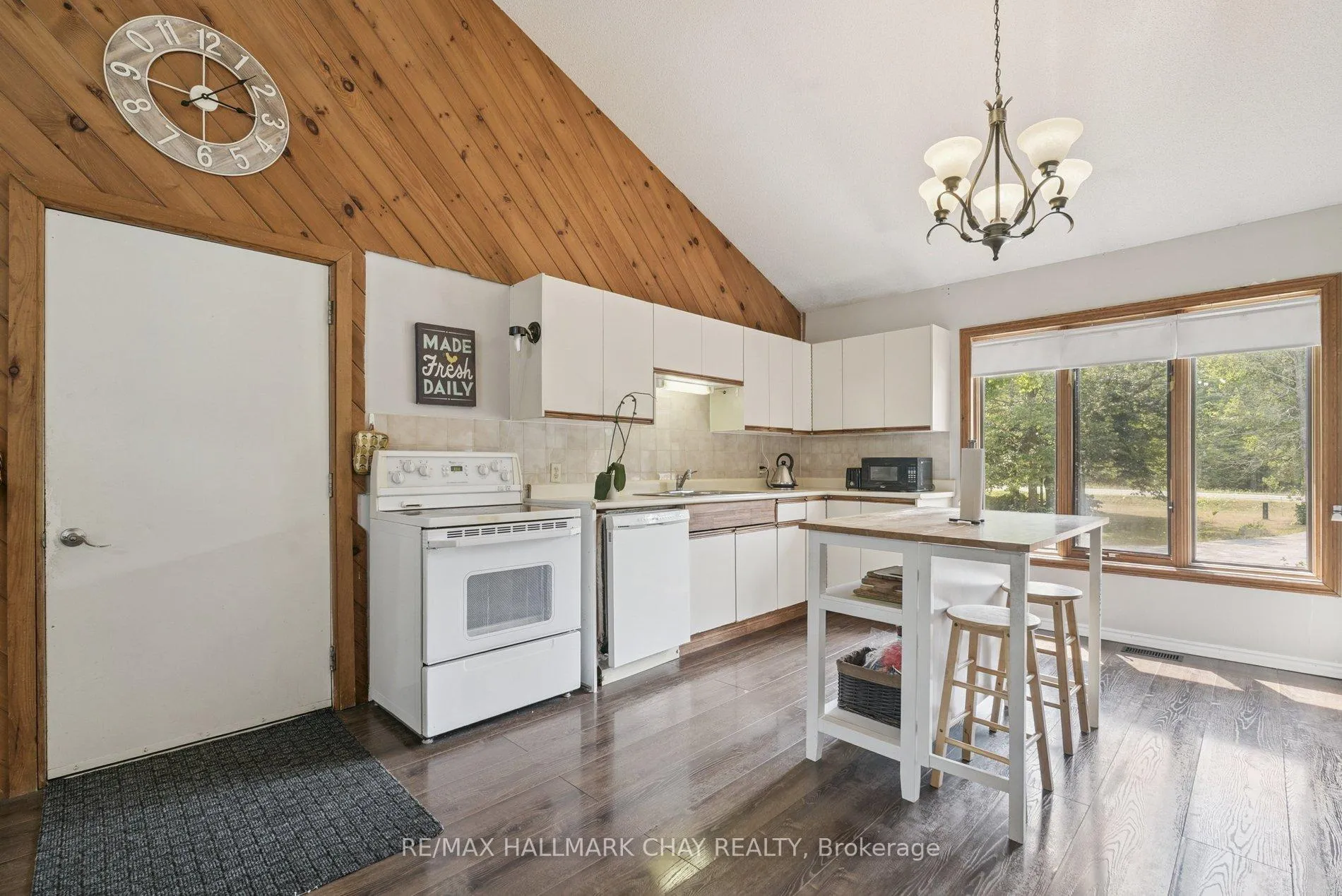 Photo 7 of 7521 County Road 10, Essa, Angus — HOMEH