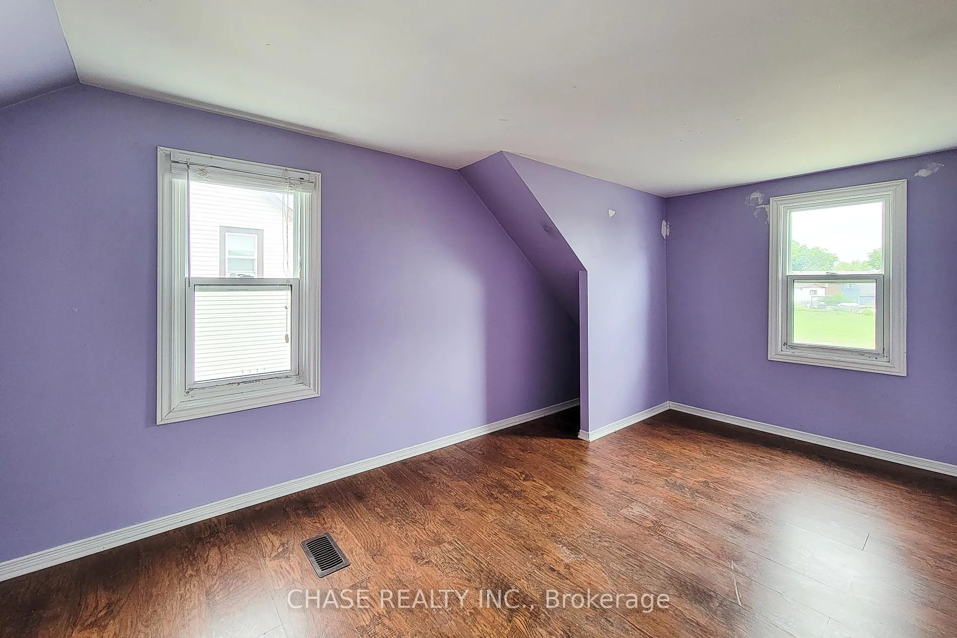 Photo 32 of 107 Saint George Street, Welland, Broadway — HOMEH