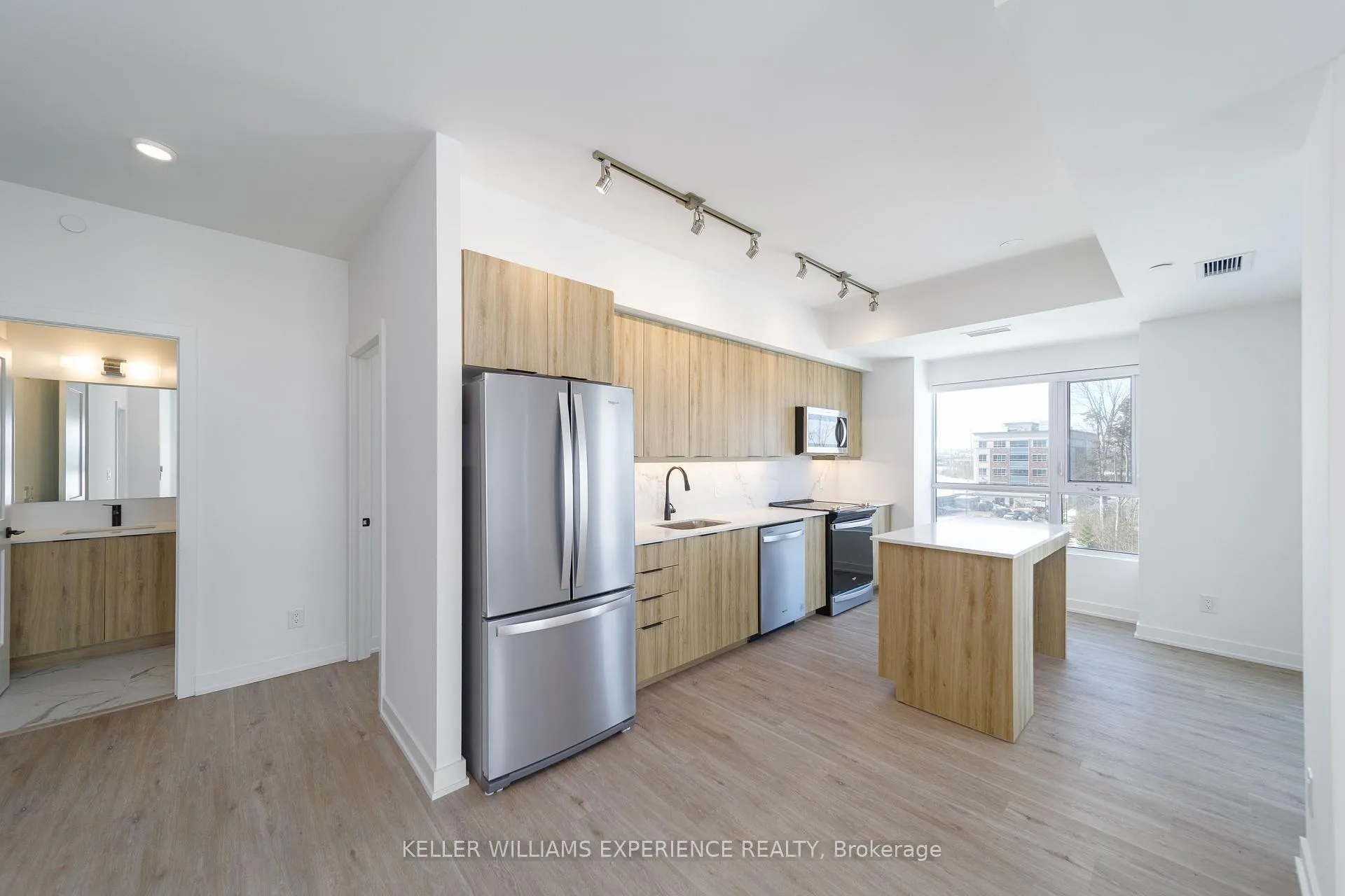 Photo 4 of Unit 305, 56 Lakeside Terrace, Barrie, Little Lake — HOMEH