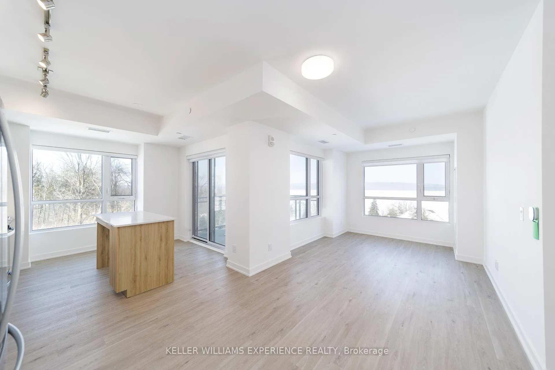 Photo 6 of Unit 305, 56 Lakeside Terrace, Barrie, Little Lake — HOMEH