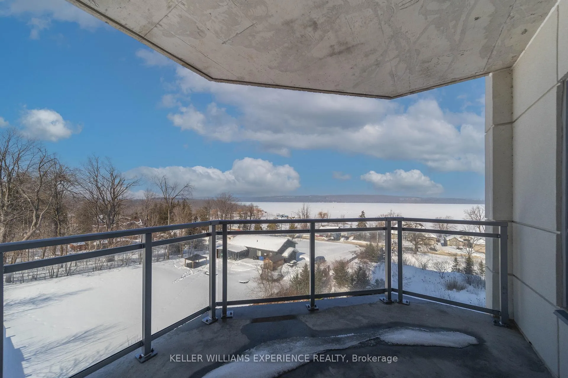 Photo 8 of Unit 305, 56 Lakeside Terrace, Barrie, Little Lake — HOMEH
