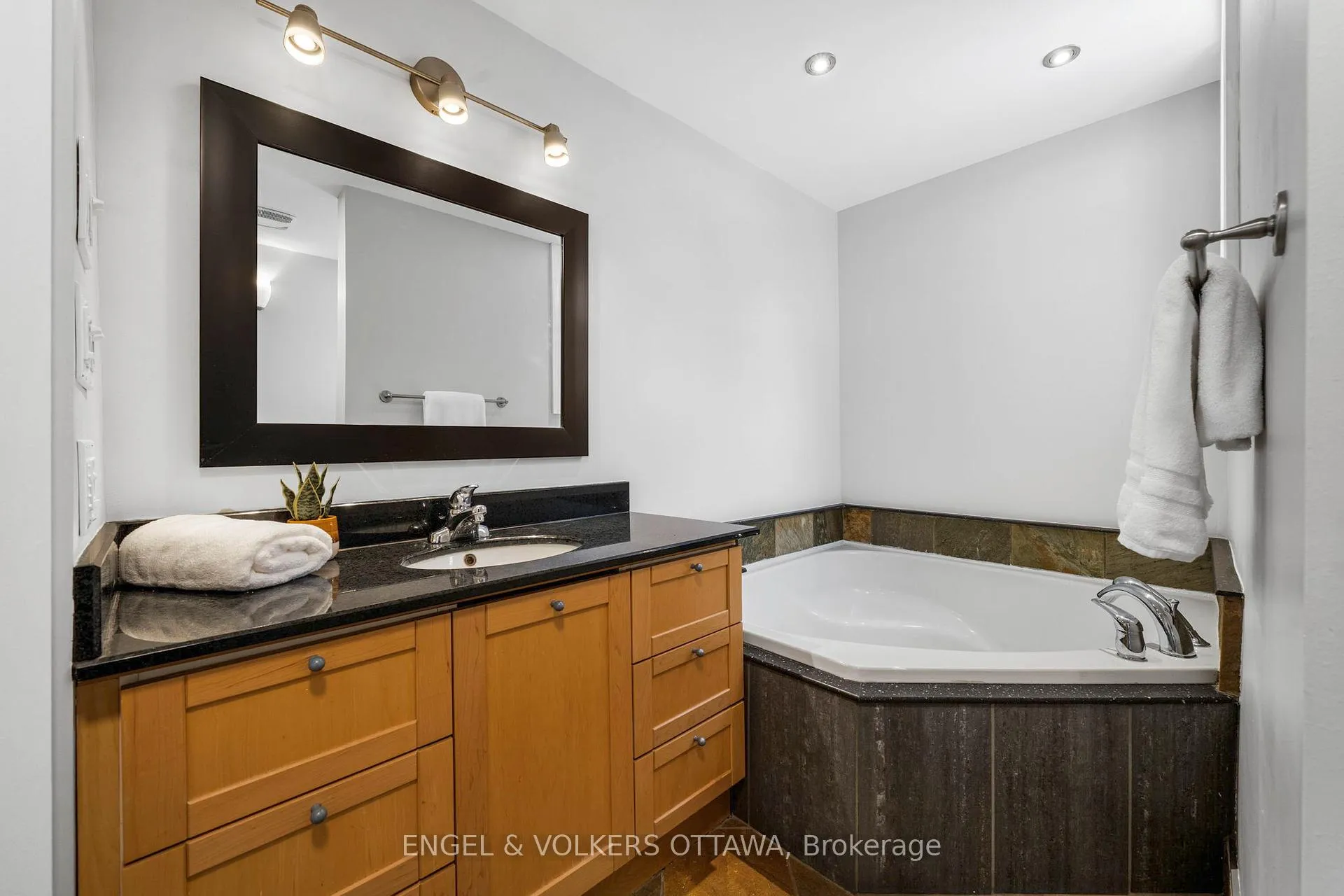 Photo 33 of 83 Eccles Street, Ottawa, West Centre Town — HOMEH