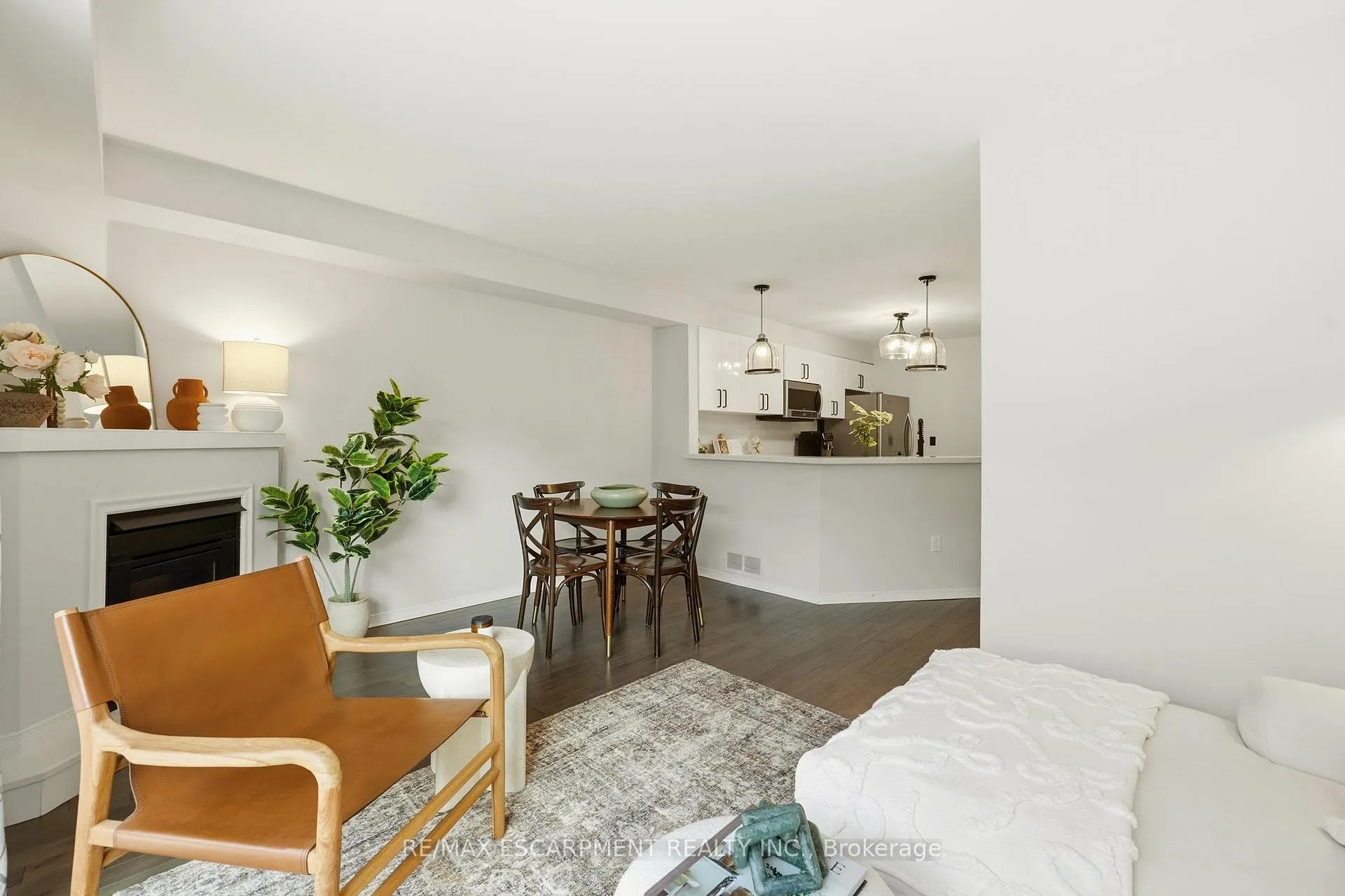 Photo 6 of Unit 5, 2015 Cleaver Avenue, Burlington, Headon — HOMEH