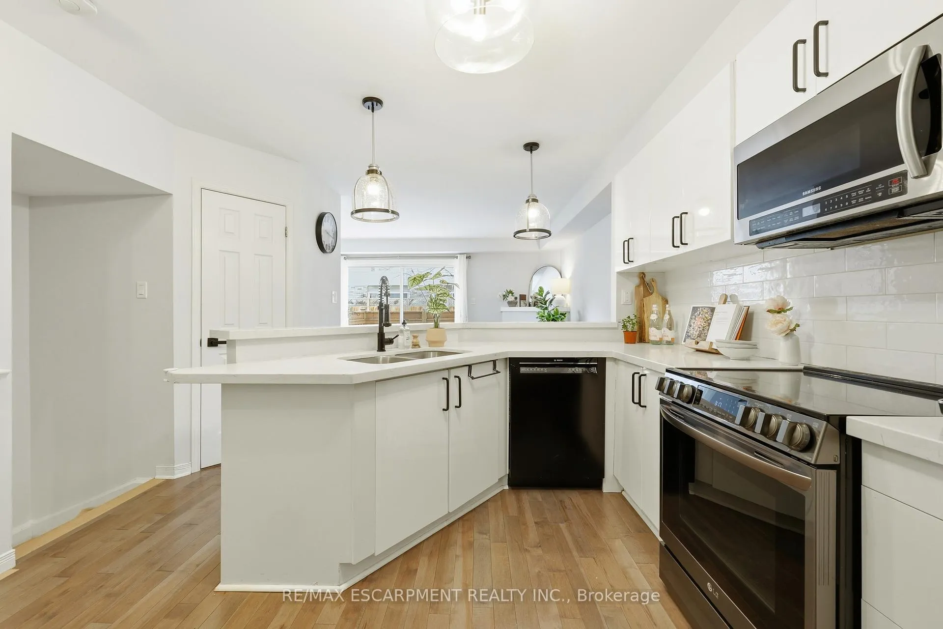Photo 10 of Unit 5, 2015 Cleaver Avenue, Burlington, Headon — HOMEH