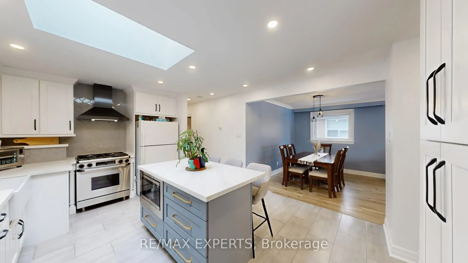 Photo 4 of 327 Jeffcoat Drive, Etobicoke, West Humber-Clairville — HOMEH