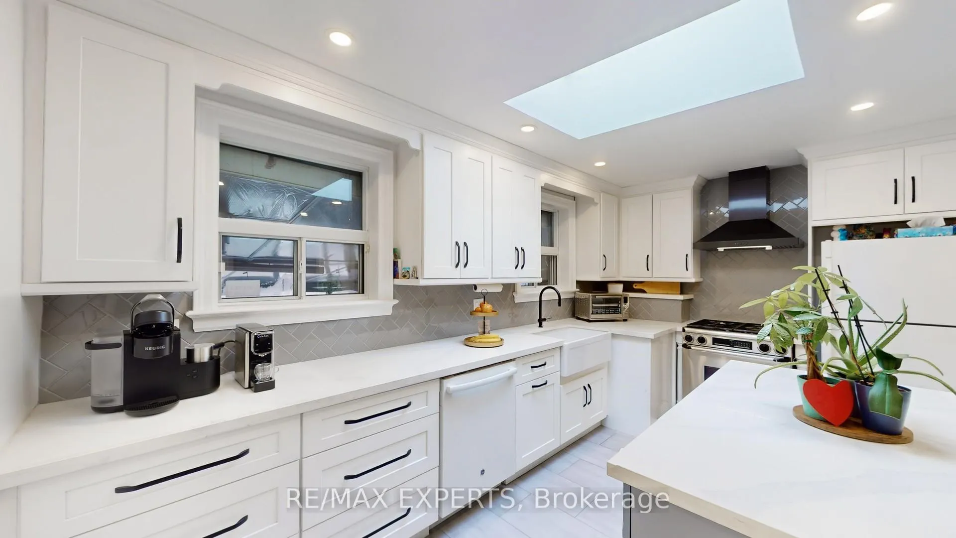 Photo 5 of 327 Jeffcoat Drive, Etobicoke, West Humber-Clairville — HOMEH