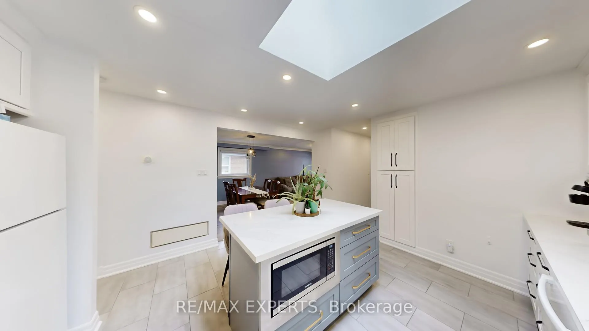 Photo 7 of 327 Jeffcoat Drive, Etobicoke, West Humber-Clairville — HOMEH