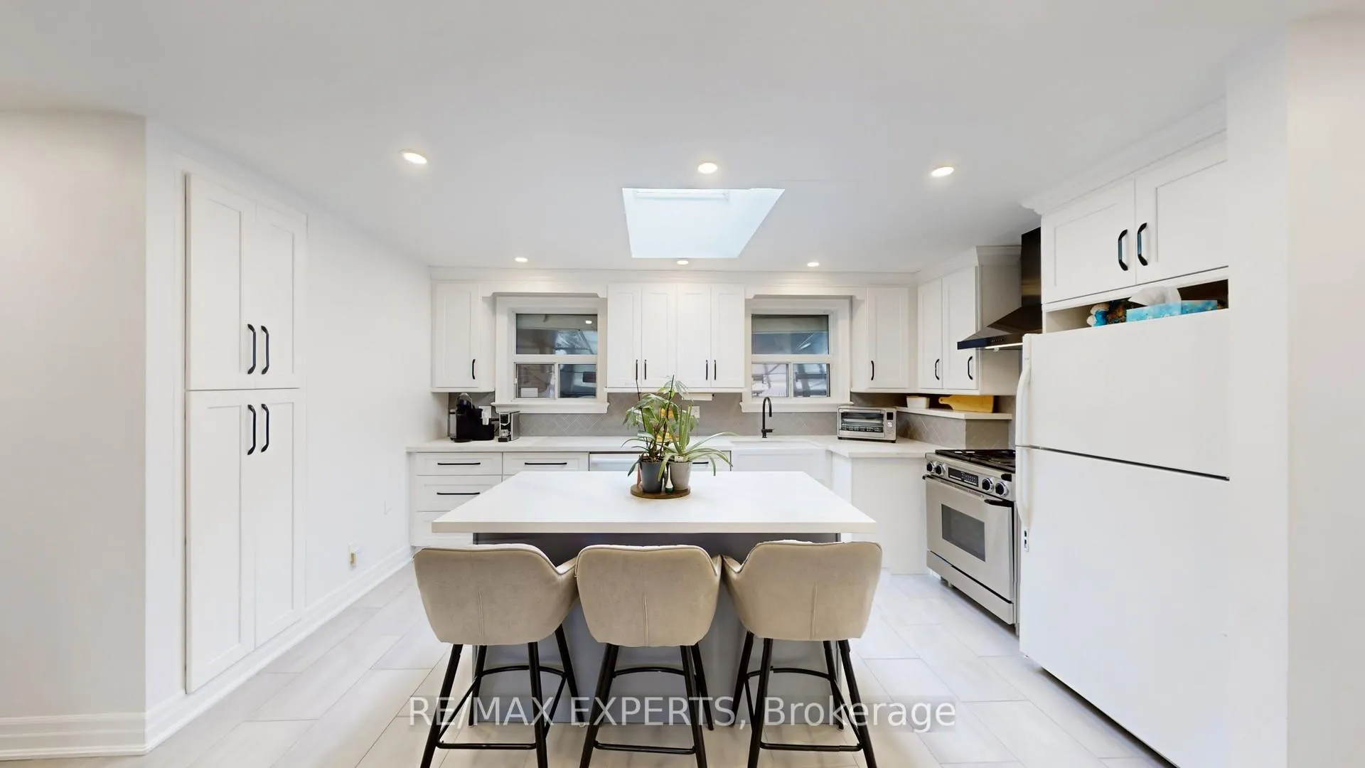 Photo 8 of 327 Jeffcoat Drive, Etobicoke, West Humber-Clairville — HOMEH