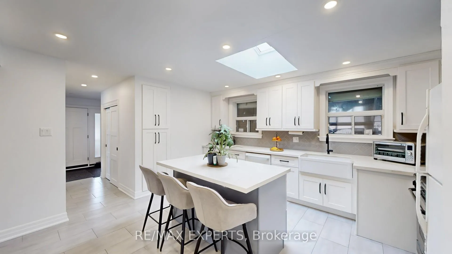 Photo 10 of 327 Jeffcoat Drive, Etobicoke, West Humber-Clairville — HOMEH