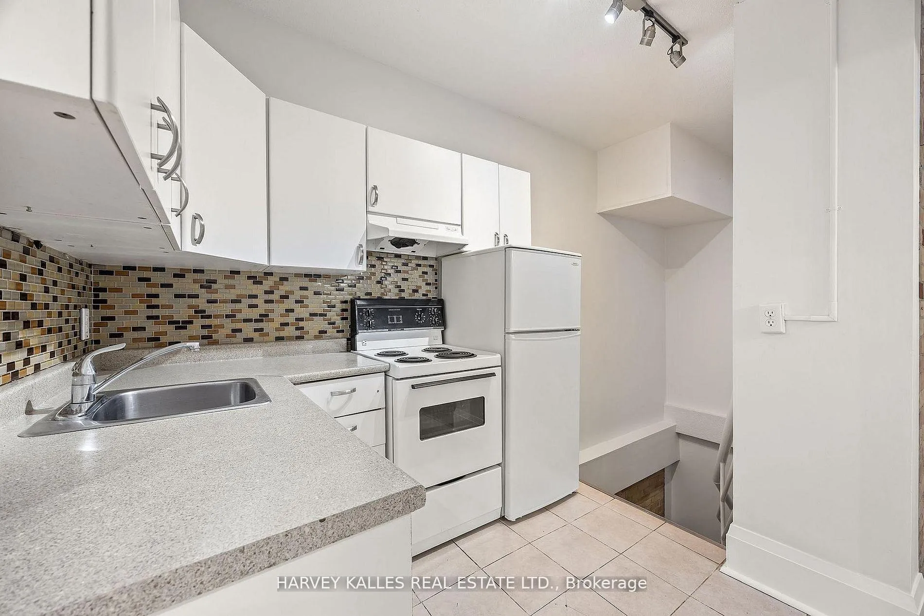 Photo 10 of Unit 101, 440 Avenue Road, Toronto, Casa Loma — HOMEH