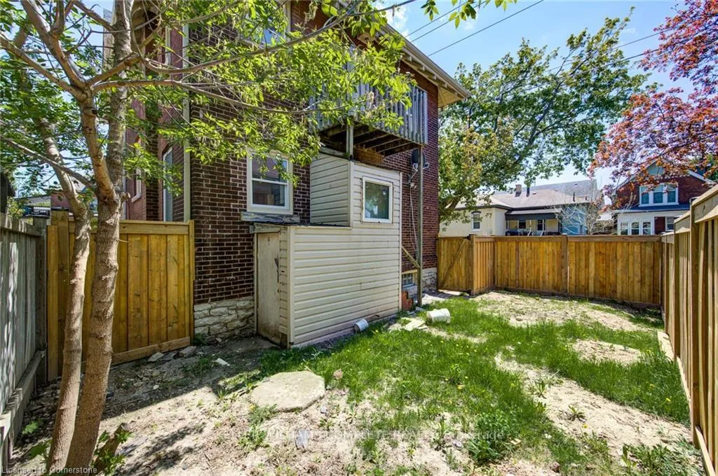 Photo 11 of Unit UPPER, 200 Park Avenue, Brantford, Downtown Core — HOMEH