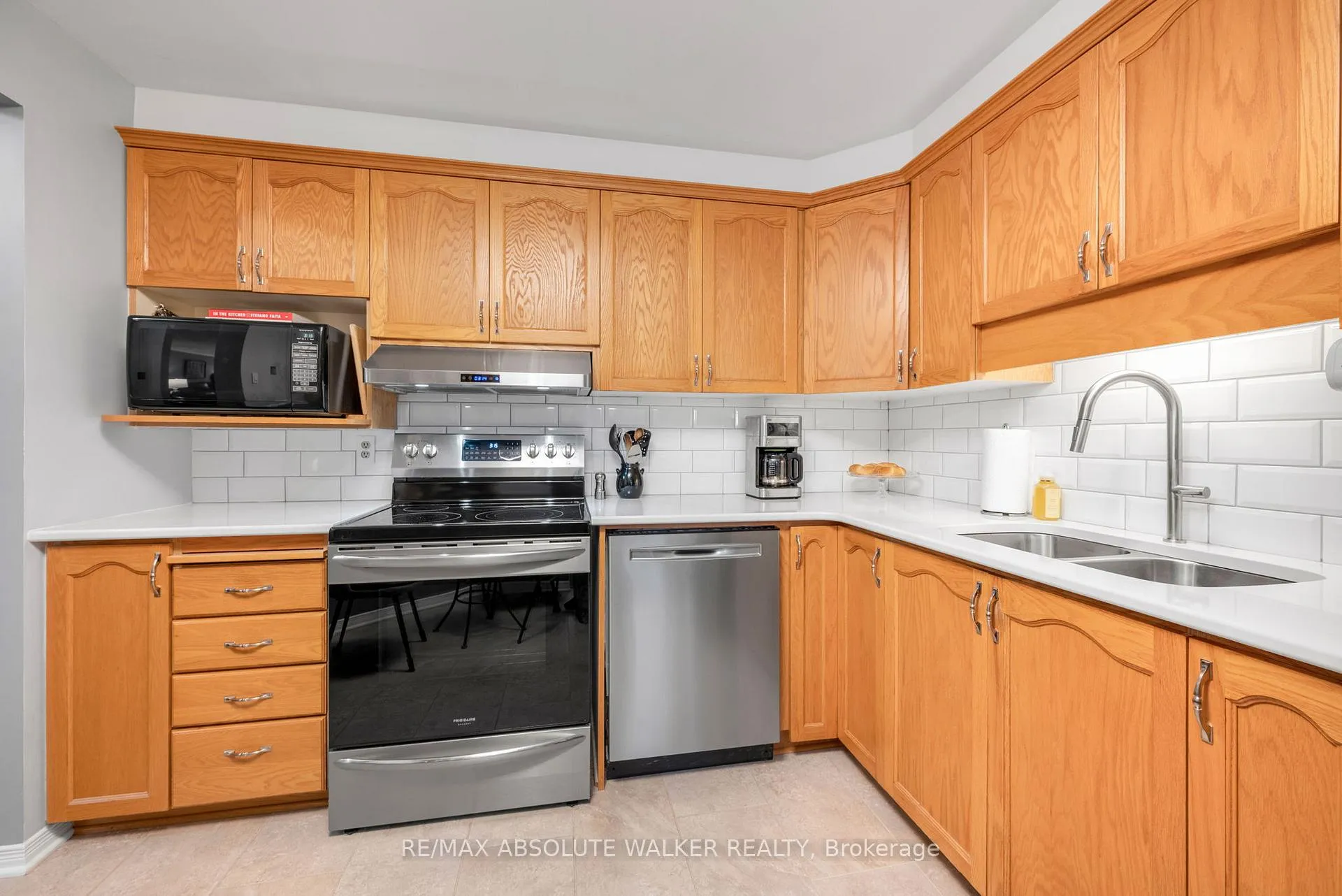 Photo 12 of 6169 Oak Meadows Drive, Ottawa, Chapel Hill — HOMEH