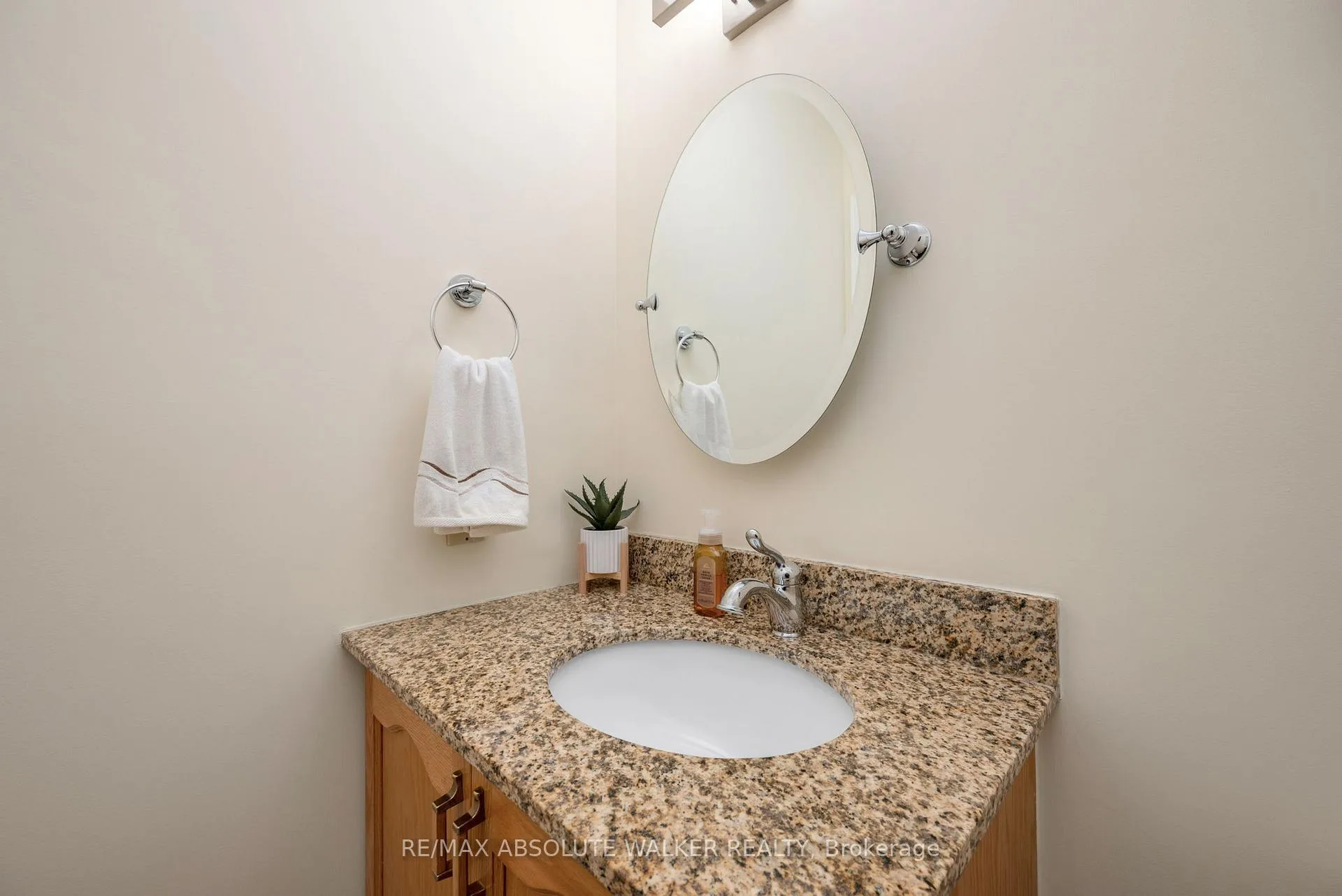 Photo 17 of 6169 Oak Meadows Drive, Ottawa, Chapel Hill — HOMEH