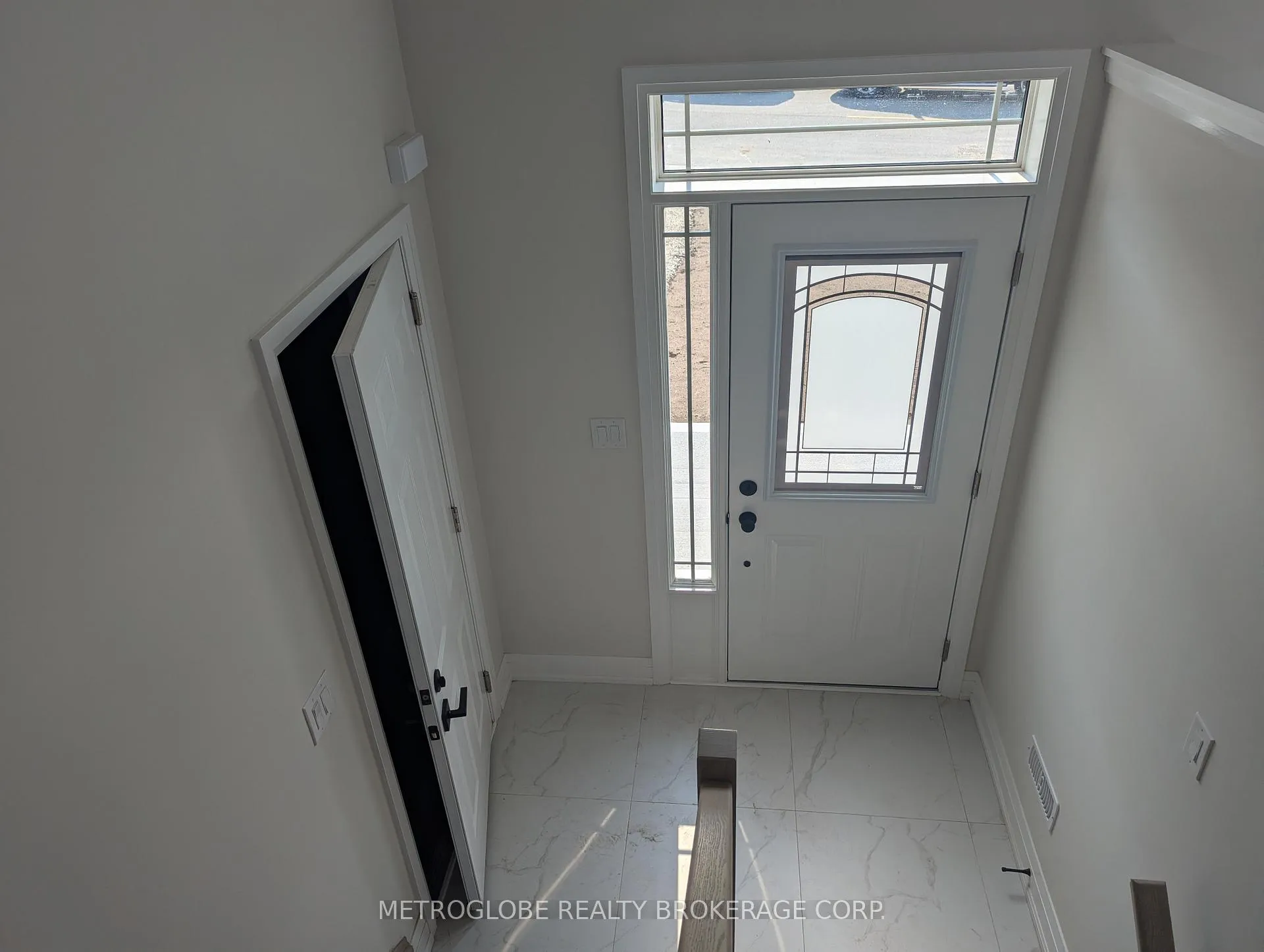 Photo 3 of 2 Joanne Crescent, Wasaga Beach — HOMEH