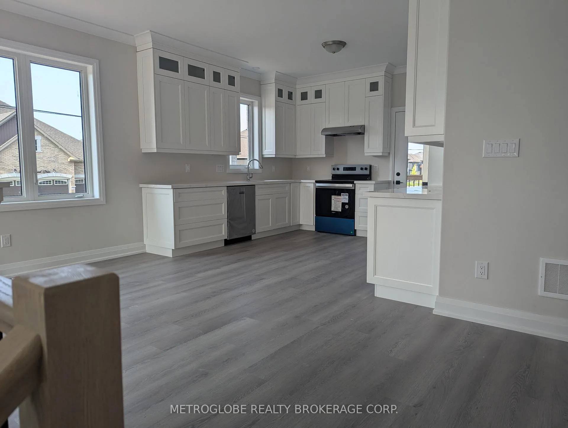 Photo 4 of 2 Joanne Crescent, Wasaga Beach — HOMEH